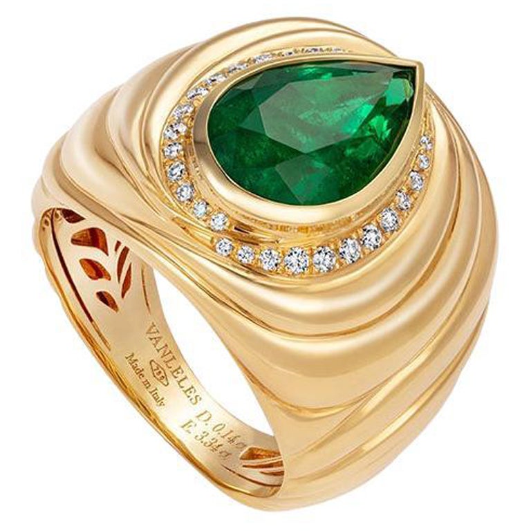 Ring aus 18 Karat Gelbgold mit weißen Diamanten und Smaragd im Angebot