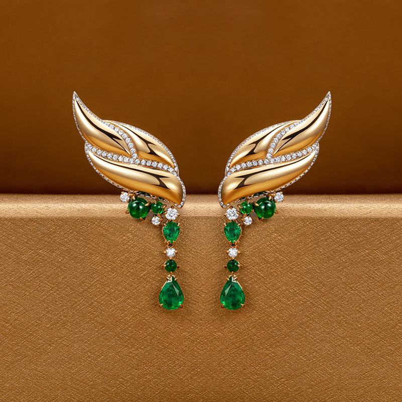 Una collezione ricca d'oro che rende omaggio alle sabbie dell'Africa occidentale, alle dune di sabbia del Mali e al famoso pellegrinaggio intrapreso da Mansa Musa dell'Impero del Mali alla Mecca.

Orecchini realizzati in oro giallo 18