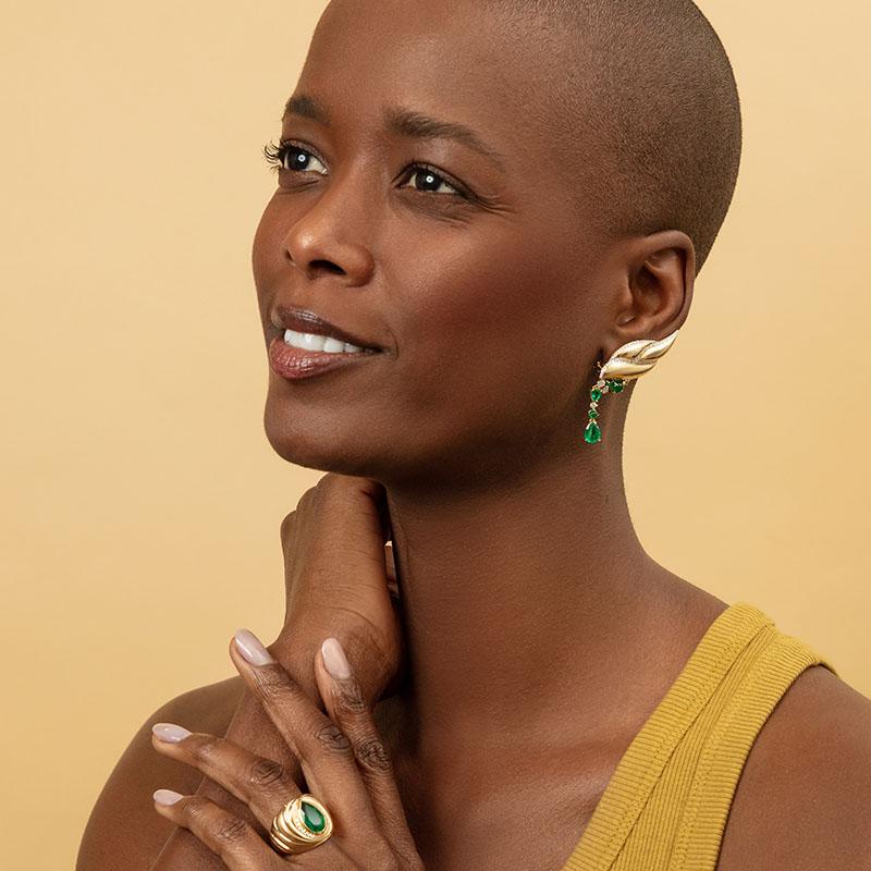 Contemporaneo Orecchini ad ala in oro giallo 18 carati, diamanti bianchi e smeraldi in vendita