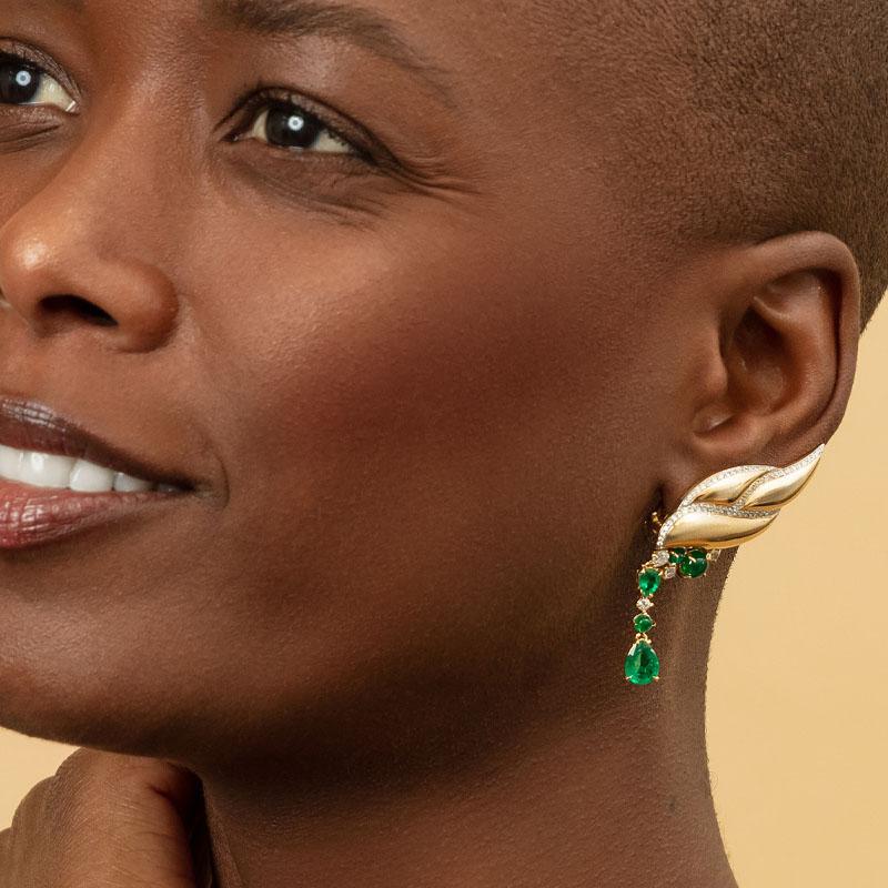 Taglio rotondo Orecchini ad ala in oro giallo 18 carati, diamanti bianchi e smeraldi in vendita