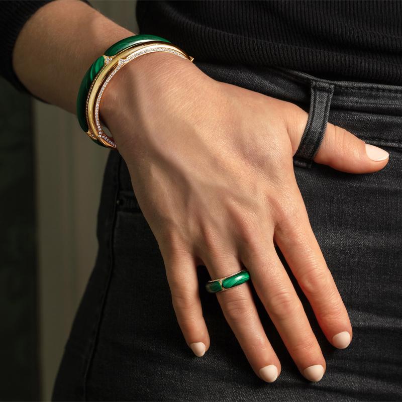 New additions to our iconic Nile collection. This new edition features bold shapes and chunky volumes, adorned with our unique Nile arabesque motif.

Bracelet crafted in 18K Yellow Gold (8 mm) and Malachite
Round Brilliant Diamonds GVS+ = 2.50