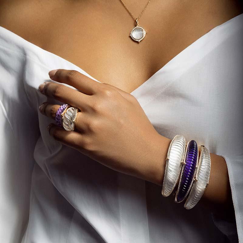 Armband aus 18 Karat Gelbgold, weißen Diamanten und Bergkristall (Rundschliff) im Angebot