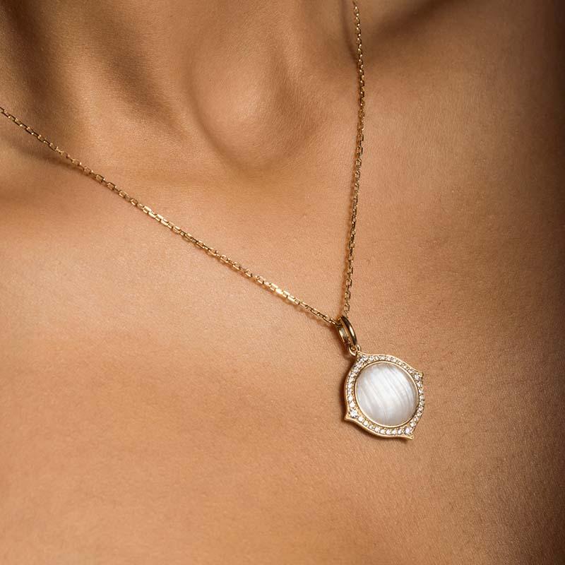 Notre collection emblématique Nile présente des formes audacieuses et des volumes trapus, ornés de notre motif unique d'arabesques Nile.

Pendentif en or jaune 18K et cristal de roche sculpté
Diamants ronds Brilliante (GVS+) = 0.39 cts
Longueur de