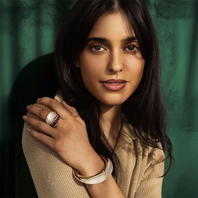 Unsere ikonische Nile Collection zeichnet sich durch kühne Formen und klobige Volumina aus, die mit unserem einzigartigen Nile-Arabesken-Motiv verziert sind.

Ring aus 18K Gelbgold und geschliffenem Bergkristall
Runde Brillant-Diamanten (GVS+) =