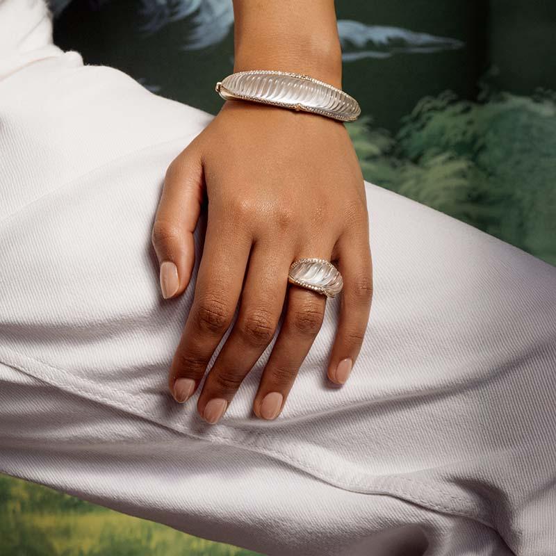 Ring aus 18 Karat Gelbgold, weißen Diamanten und Bergkristall (Zeitgenössisch) im Angebot