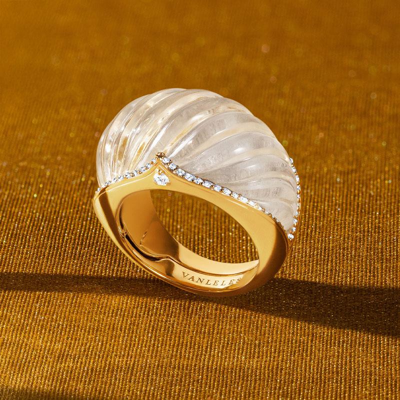Ring aus 18 Karat Gelbgold, weißen Diamanten und Bergkristall (Rundschliff) im Angebot