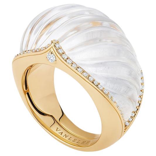 Ring aus 18 Karat Gelbgold, weißen Diamanten und Bergkristall im Angebot