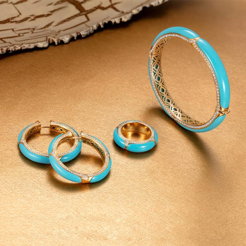 Contemporary 18 Karat Yellow Gold, White Diamonds and Turquoise Bangle For Sale