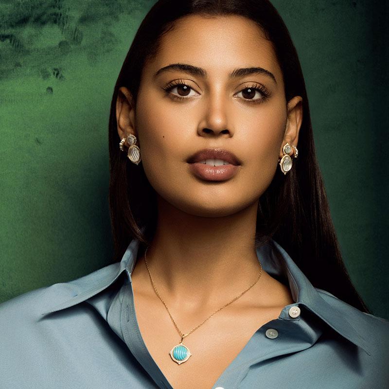 Notre collection emblématique Nile présente des formes audacieuses et des volumes trapus, ornés de notre motif unique d'arabesques Nile.

Pendentif en or jaune 18 carats et turquoise sculptée
Diamants ronds Brilliante (GVS+) = 0.38 cts
Longueur de