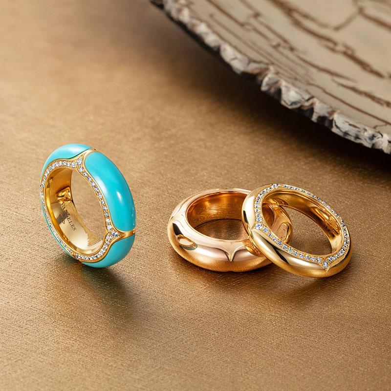 Round Cut 18 Karat Yellow Gold, White Diamonds and Turquoise Ring For Sale