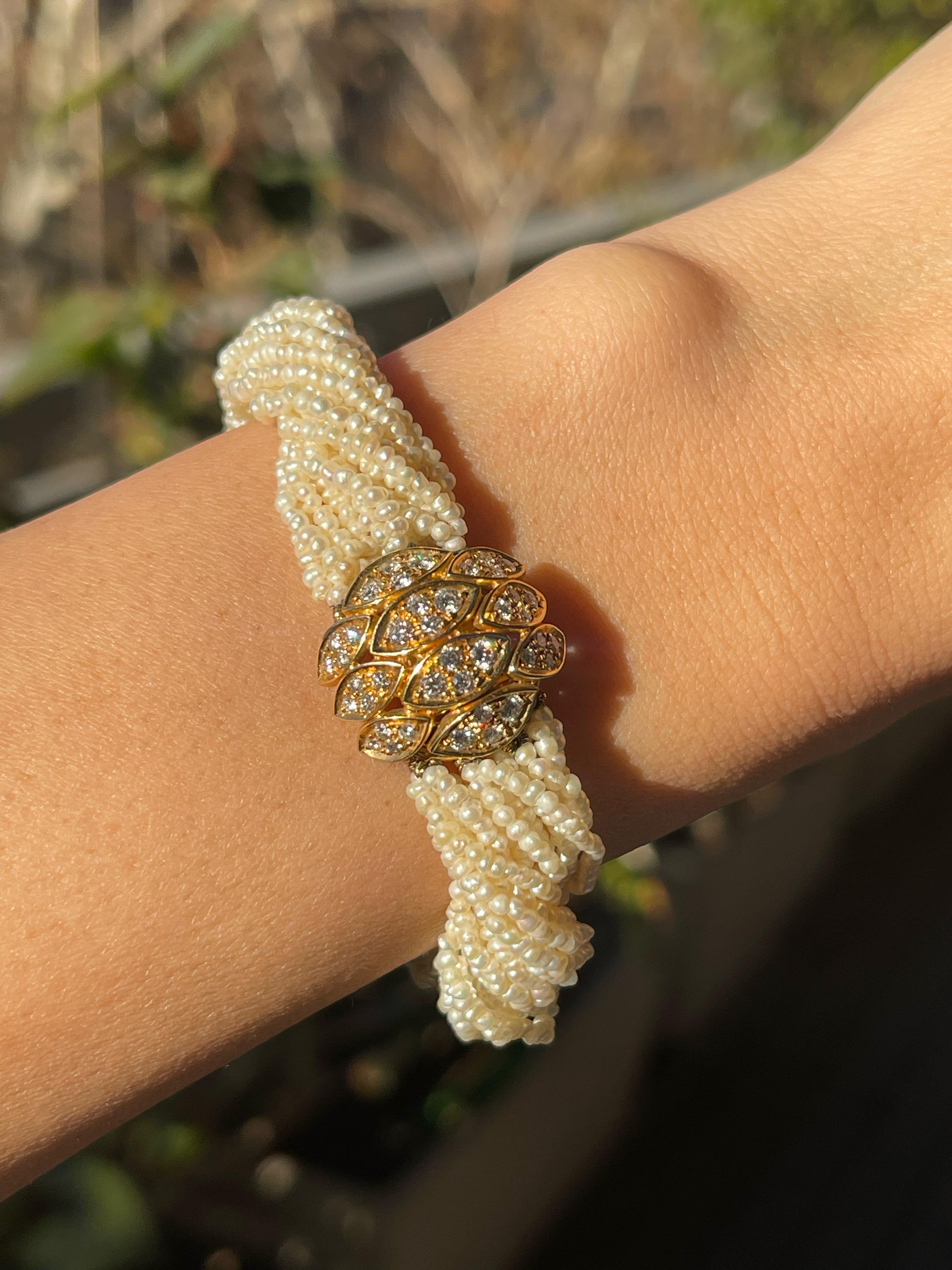 Dieses atemberaubende Vintage-Armband besteht aus 18 Strängen mit winzigen Perlen und einem  Schließe aus 18 Karat Gelbgold. 

Die schönen Perlen sind in ihrer Größe gut aufeinander abgestimmt und haben eine wunderschöne weiße, cremige Perlenfarbe,