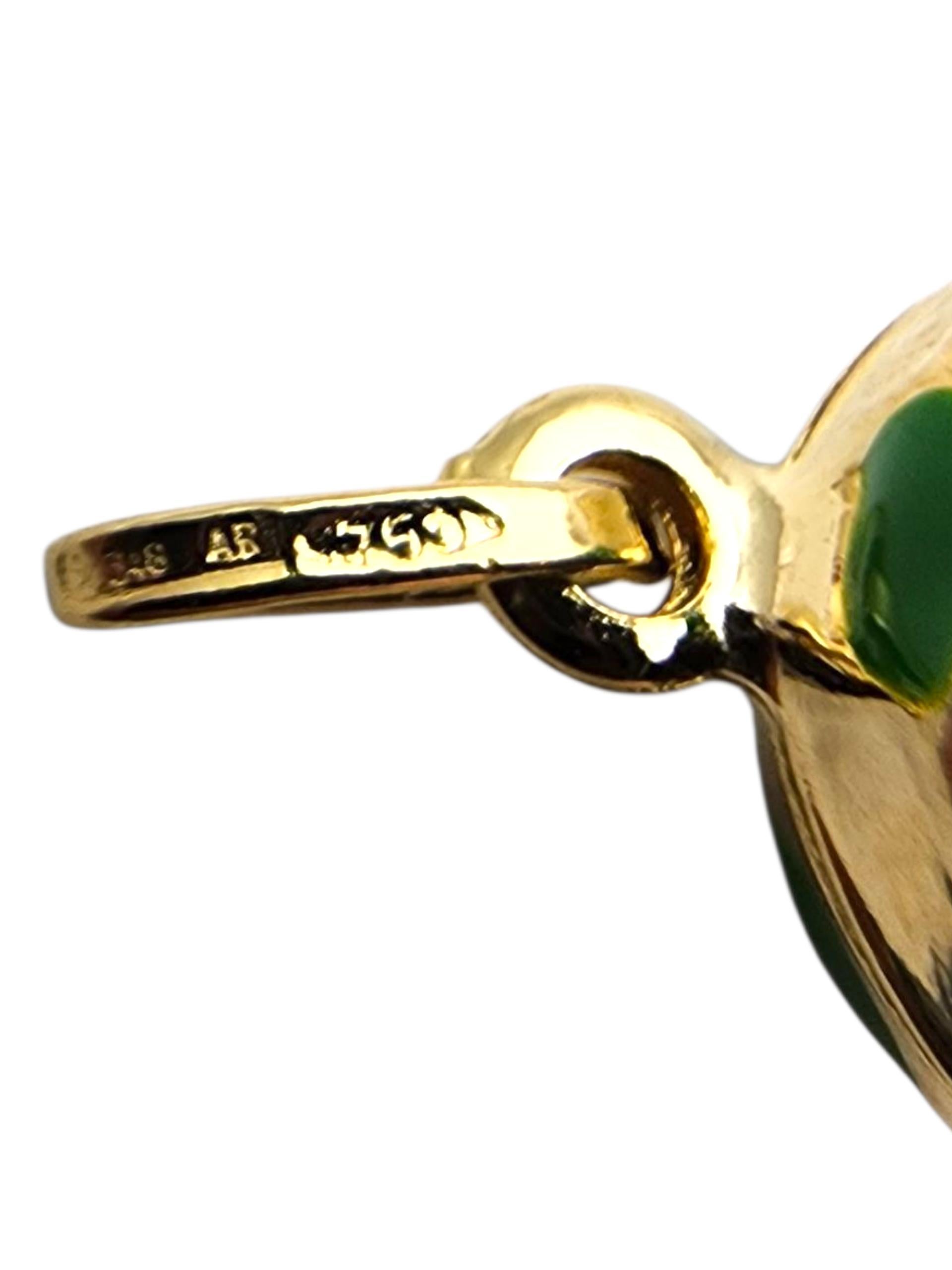 Pendentif ballon de foot en or jaune 18 carats

Ce pendentif ballon de football en or jaune 18 carats présente un design finement détaillé avec une finition polie qui brille magnifiquement. Parfaite pour les athlètes, les fans ou tous ceux qui