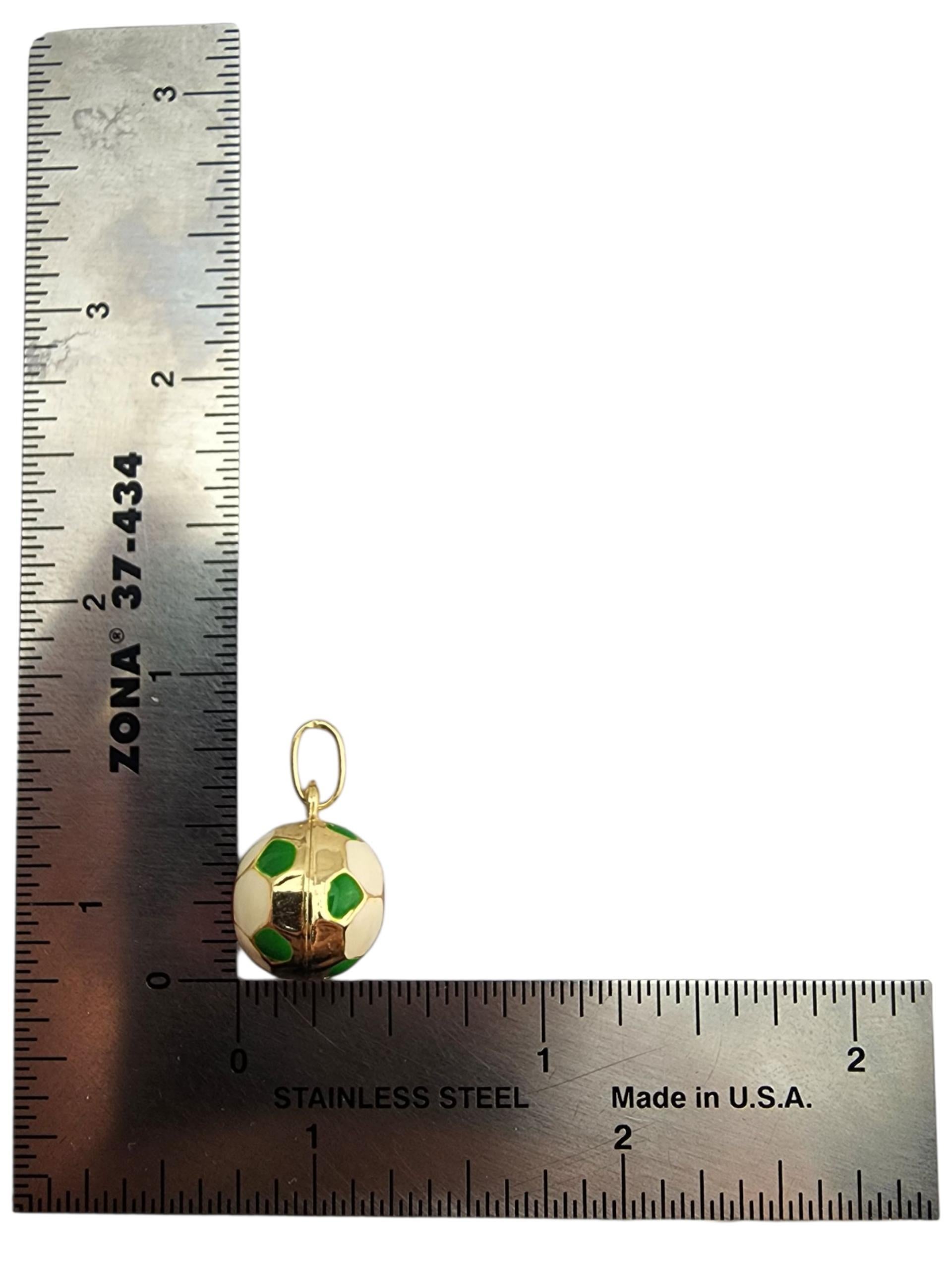 Contemporain Pendentif en or jaune 18 carats, émail blanc, vert et rouge, ballon de football #23912 en vente