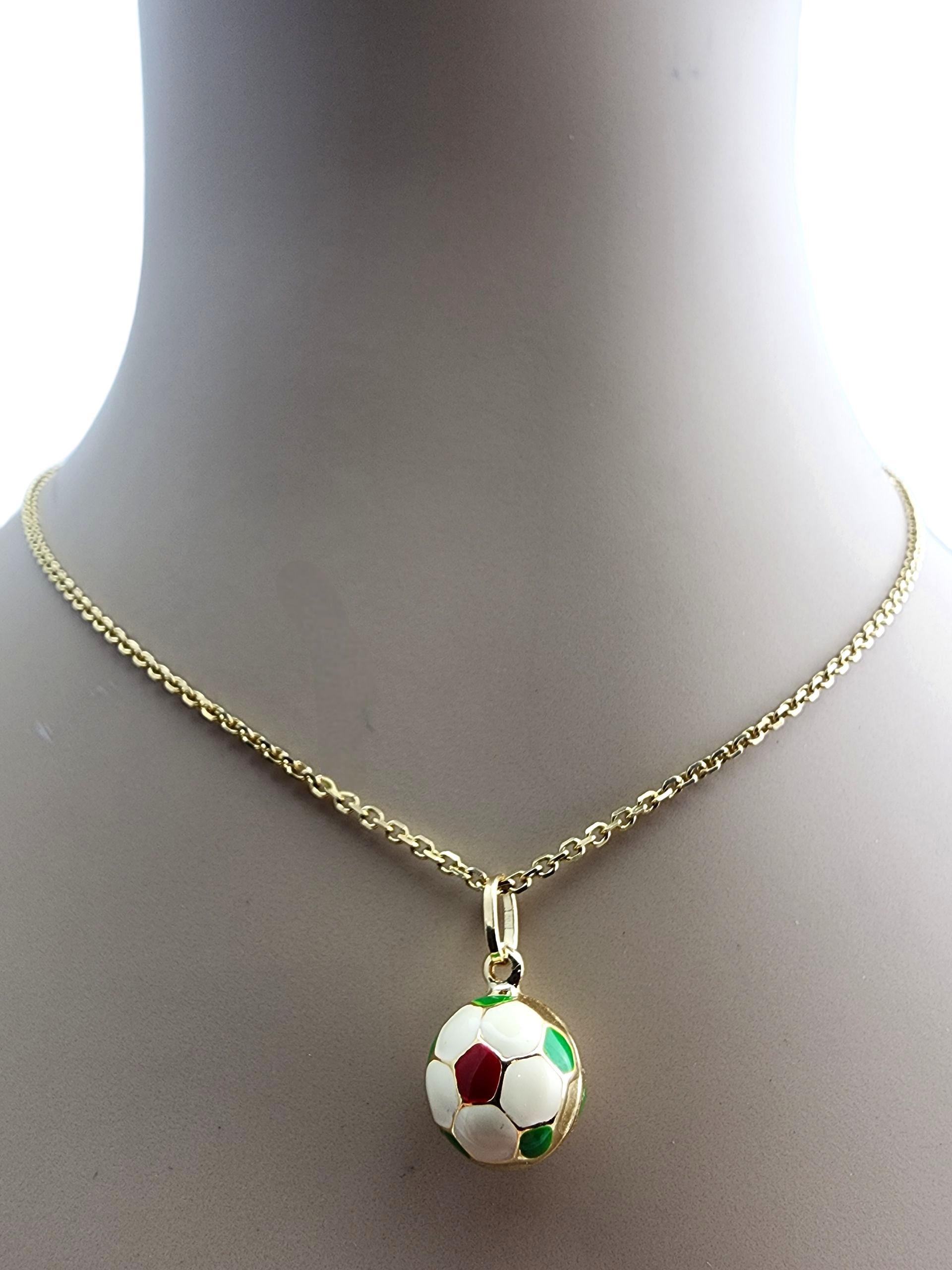 Pendentif en or jaune 18 carats, émail blanc, vert et rouge, ballon de football #23912 Bon état - En vente à Washington Depot, CT