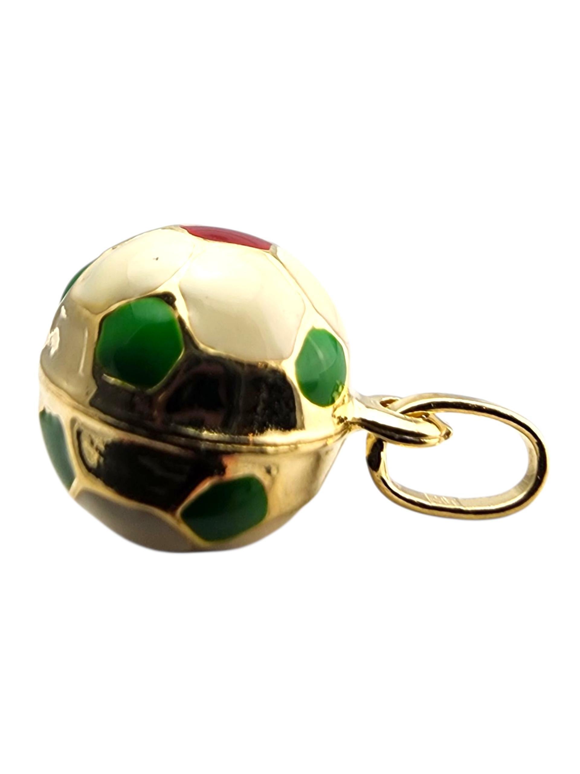 Pendentif en or jaune 18 carats, émail blanc, vert et rouge, ballon de football #23912 en vente 1