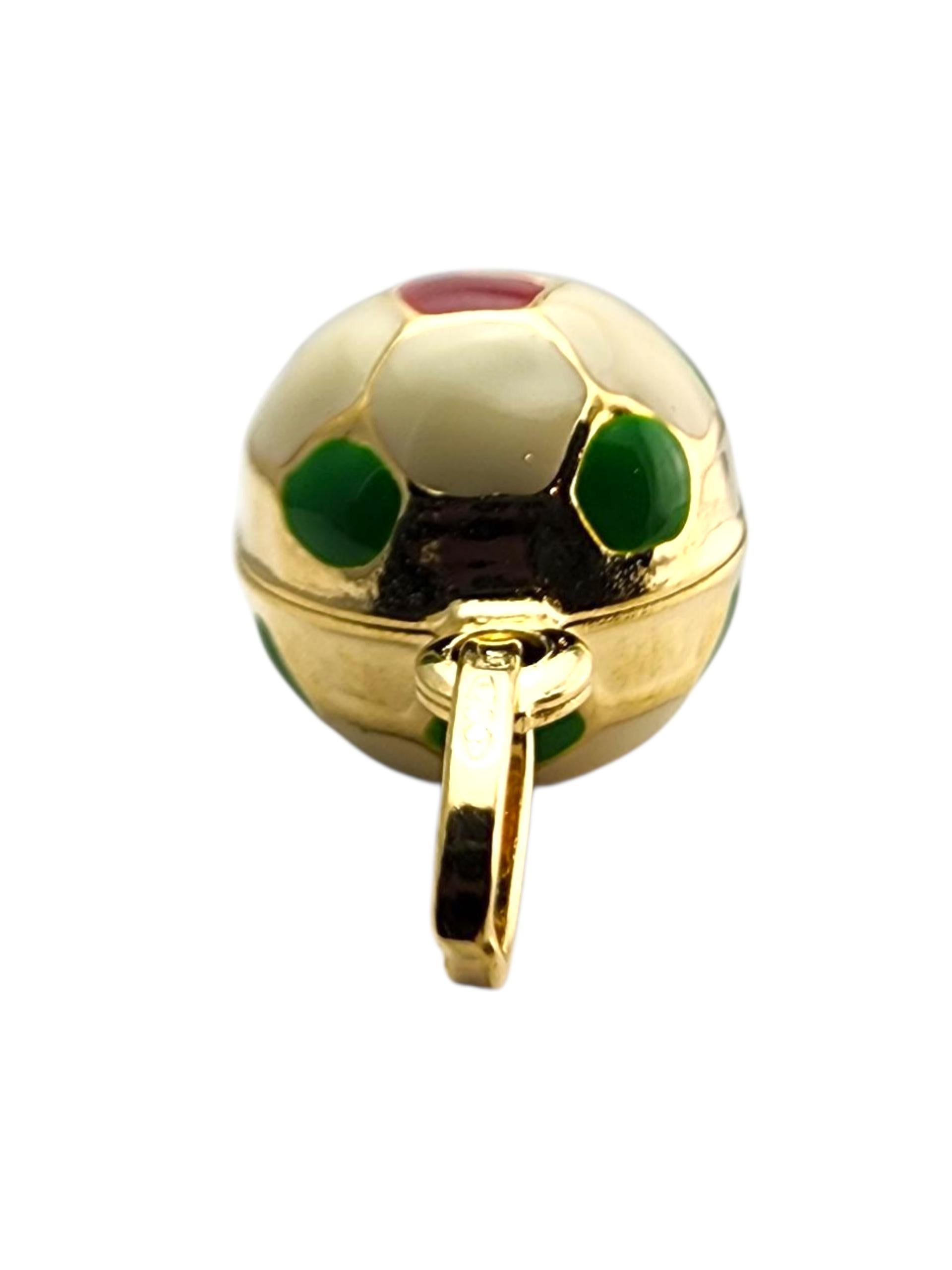 Pendentif en or jaune 18 carats, émail blanc, vert et rouge, ballon de football #23912 en vente 2