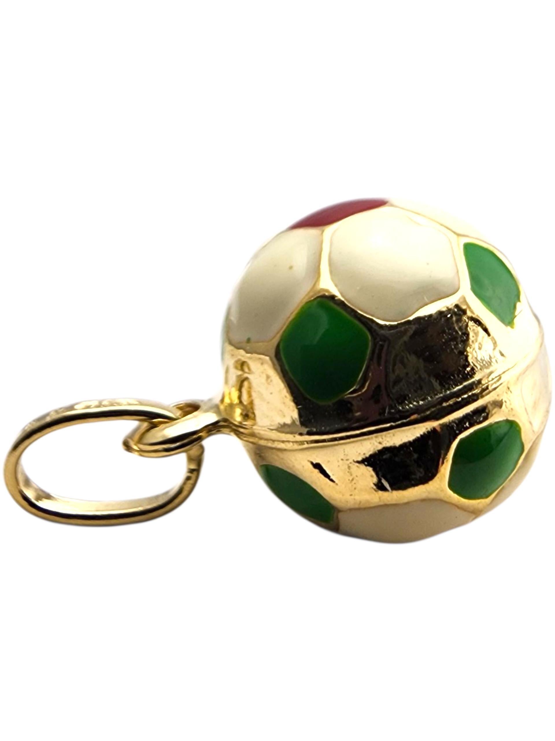 Pendentif en or jaune 18 carats, émail blanc, vert et rouge, ballon de football #23912 en vente 3