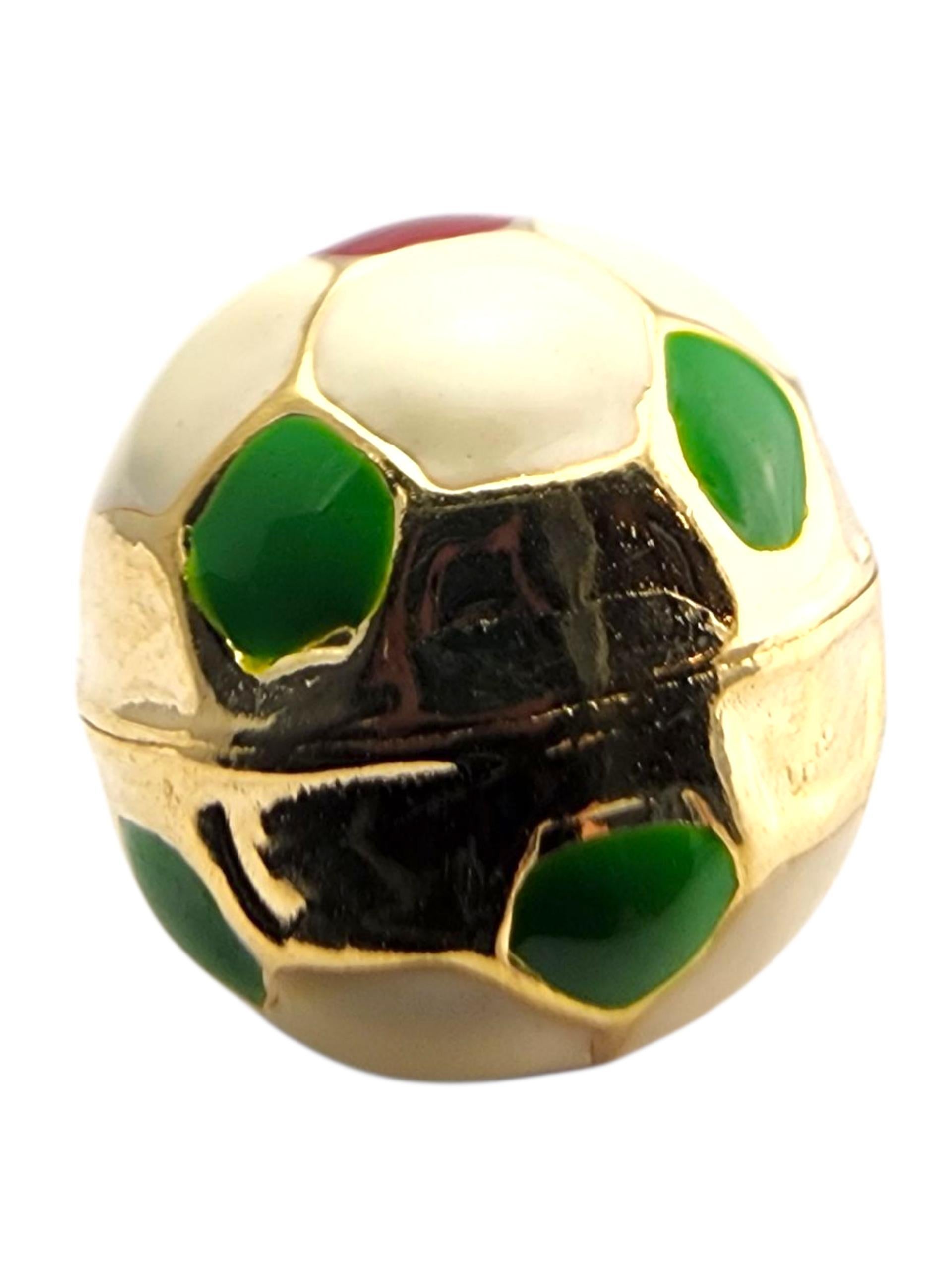 Pendentif en or jaune 18 carats, émail blanc, vert et rouge, ballon de football #23912 en vente 4