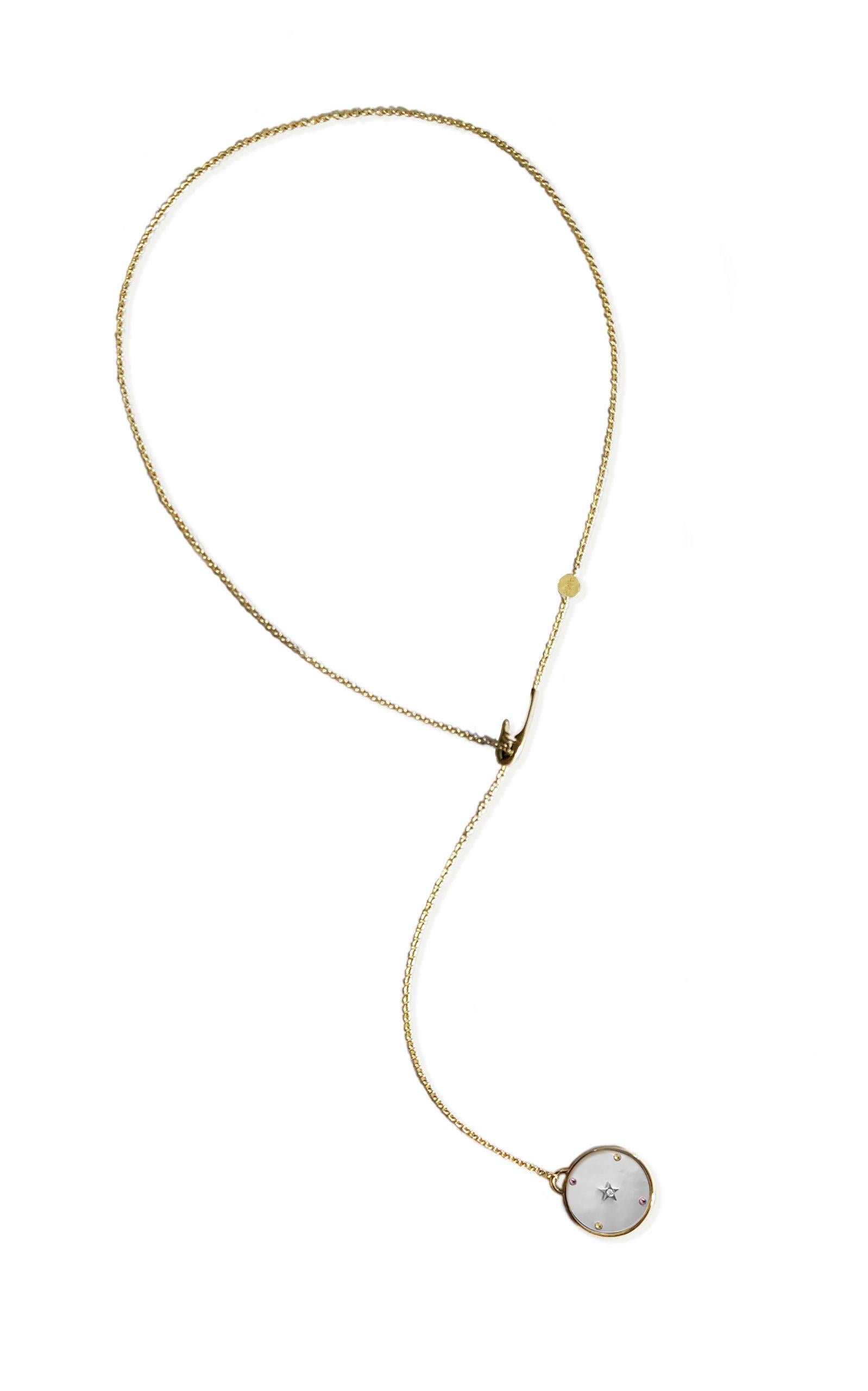 Contemporain Collier pendentif en or jaune 18 carats, nacre blanche, saphirs et diamants en vente