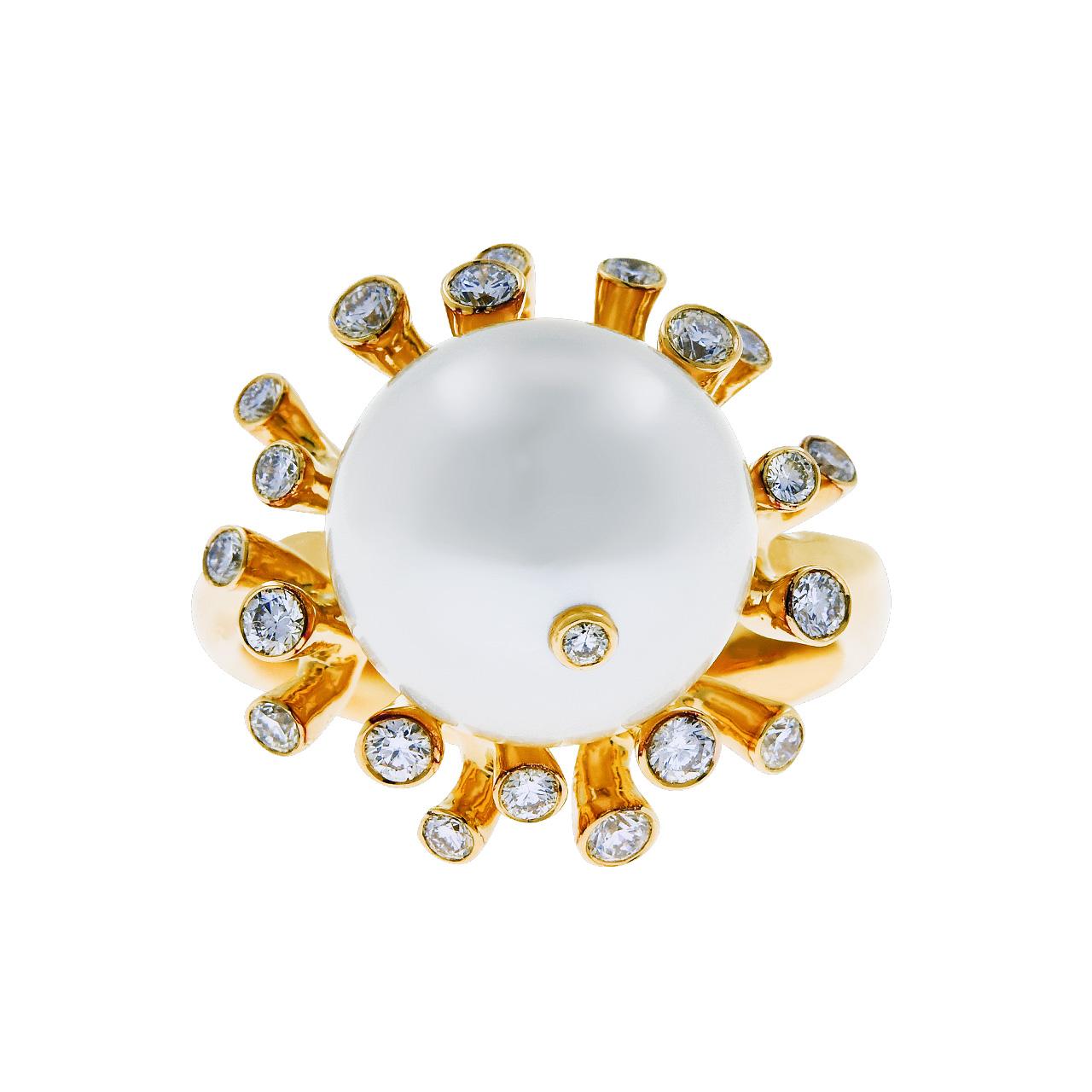 - 22 Round Diamonds - 0.43 ct, E-F/VS
- 11.2 mm White South Sea pearl
- 18K Yellow Gold 
- Weight: 10.54 g
- Size: 16.5 mm
This elegant ring from the Coral collection of Jewelry Theater features a lustrous white pearl, surrounded with the gold