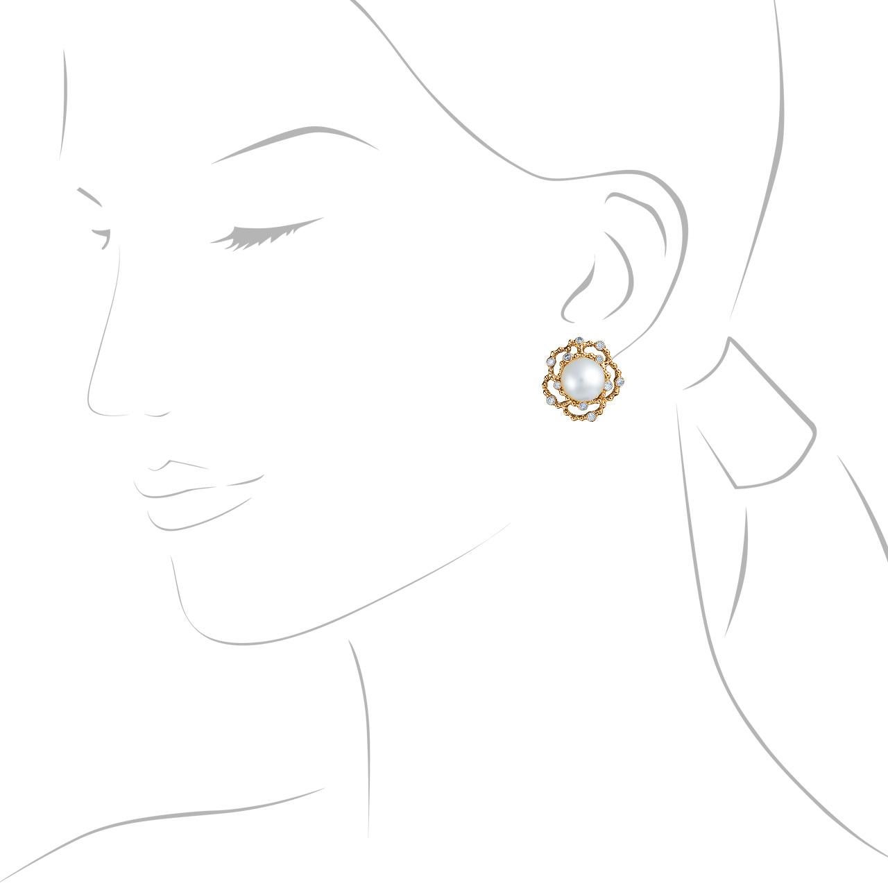 - 22 Round Diamonds - 0.41 ct, E-F/VS
- 8.5-9 mm White South Sea pearls 
- 18K Yellow Gold 
- Weight: 9.50 g
This elegant earrings from the Byzantium collection are adorned with two lustrous white pearls of the South Sea surrounded by diamonds on