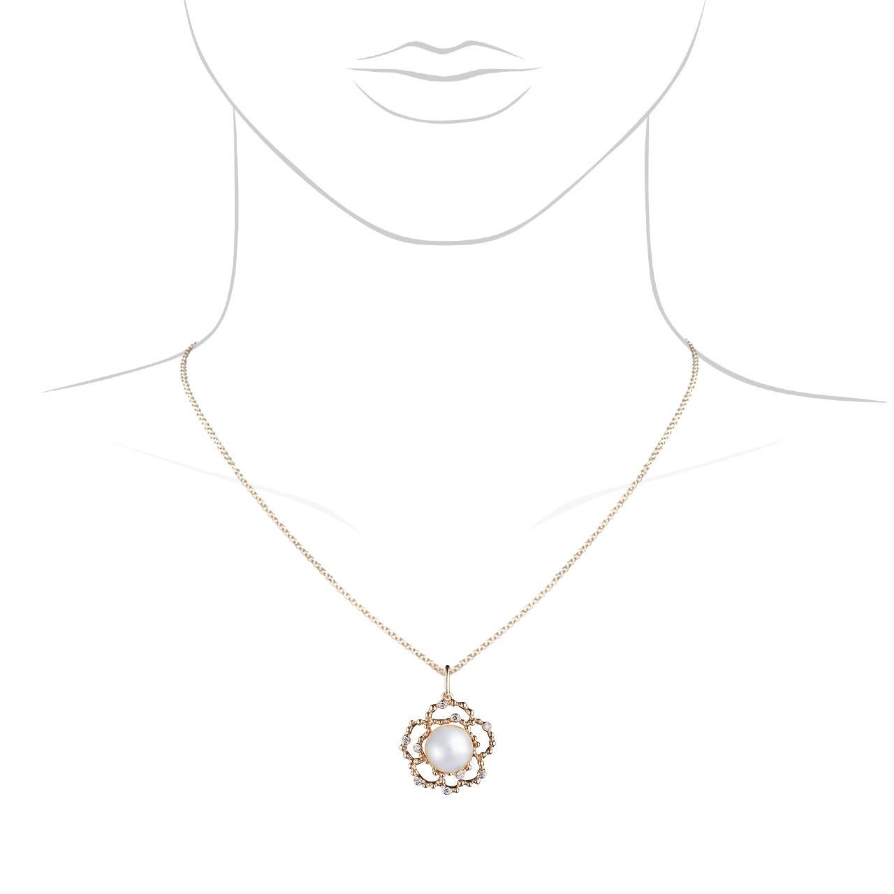 - 9 Round Diamonds - 0.11 ct, E-F/VS
- 8.5-9 mm White South Sea pearl
- 18K Yellow Gold 
- Weight: 4.34 g
This elegant pendant from the Byzantium collection features a lustrous White South Sea pearl of 8,5-9 mm diameter. The design is complete with