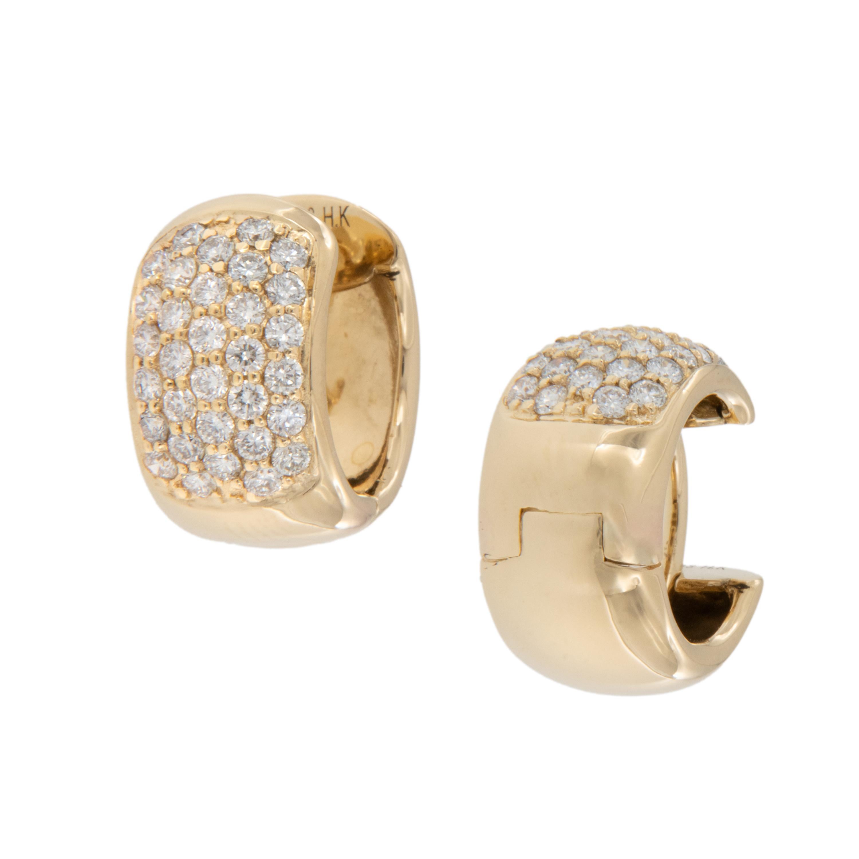 Fabriquées en or jaune 18 carats, ces boucles en diamant serties pave' (signifiant littéralement pavé de diamants) sont ornées de 84 diamants = 1,00 Cttw, pureté VS, couleur G-H, pour un look impressionnant mais discret. Très confortable et sans