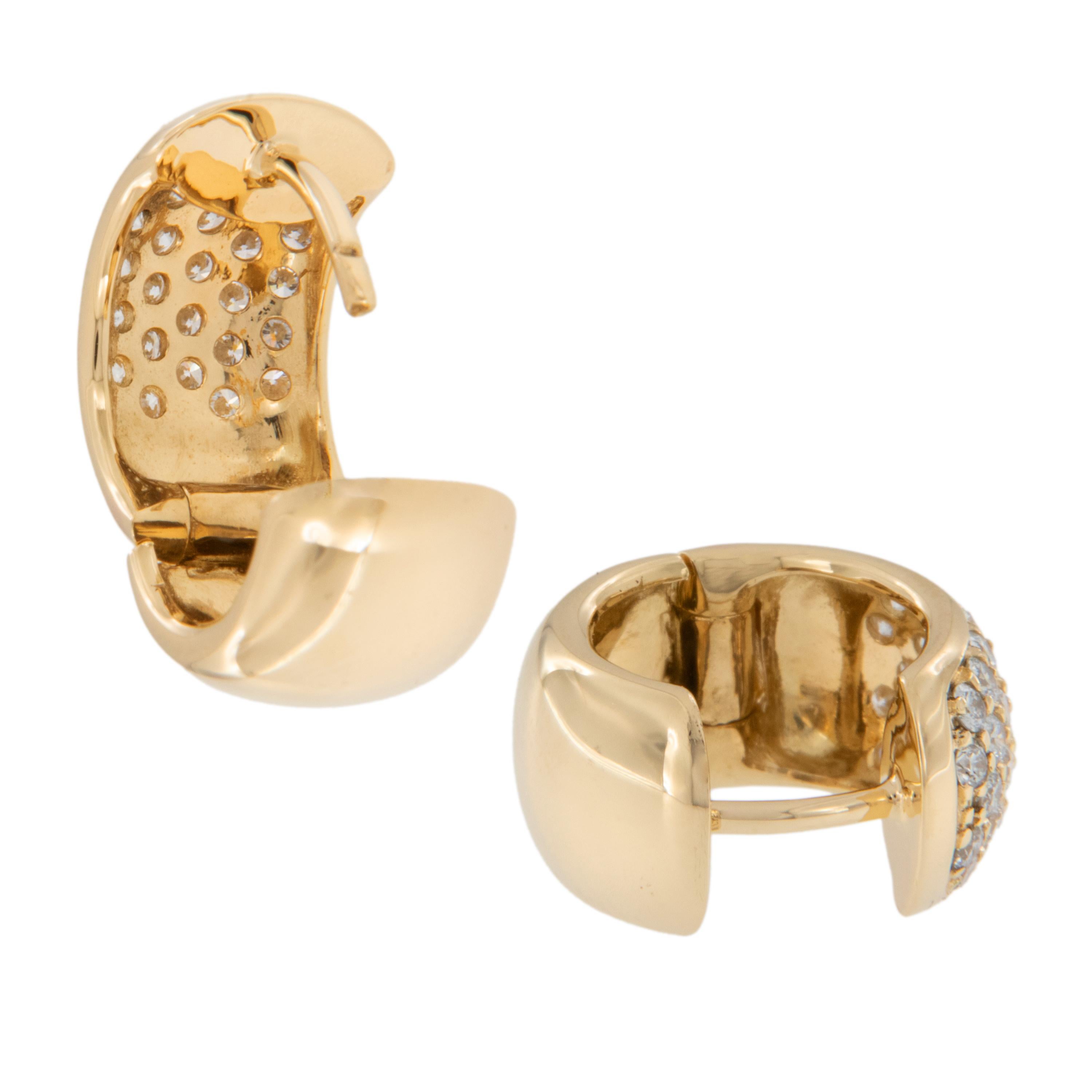 Taille ronde Or jaune 18 carats Large 1.00 Cttw. Boucles d'oreilles Huggie avec diamants pavés en vente