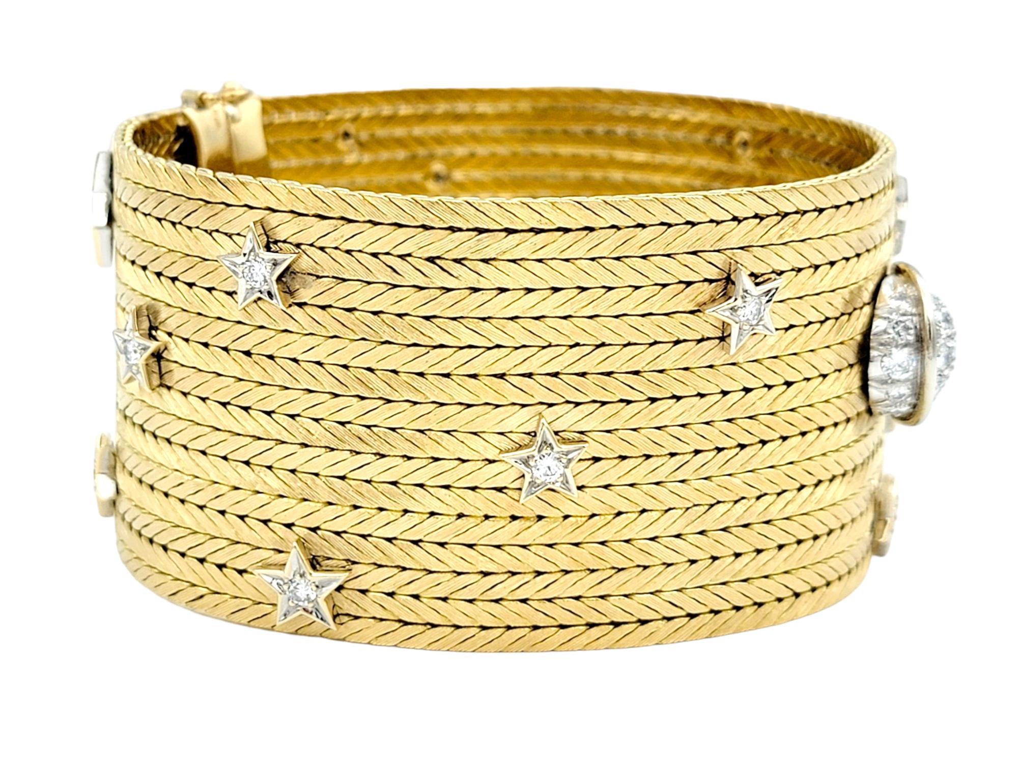 Ce bracelet manchette exquis en or jaune 18 carats est une œuvre d'art. Le bracelet est orné de motifs de lune et d'étoiles en diamant aux dimensions complexes, ajoutant une touche d'élégance céleste à votre ensemble. Chaque diamant est