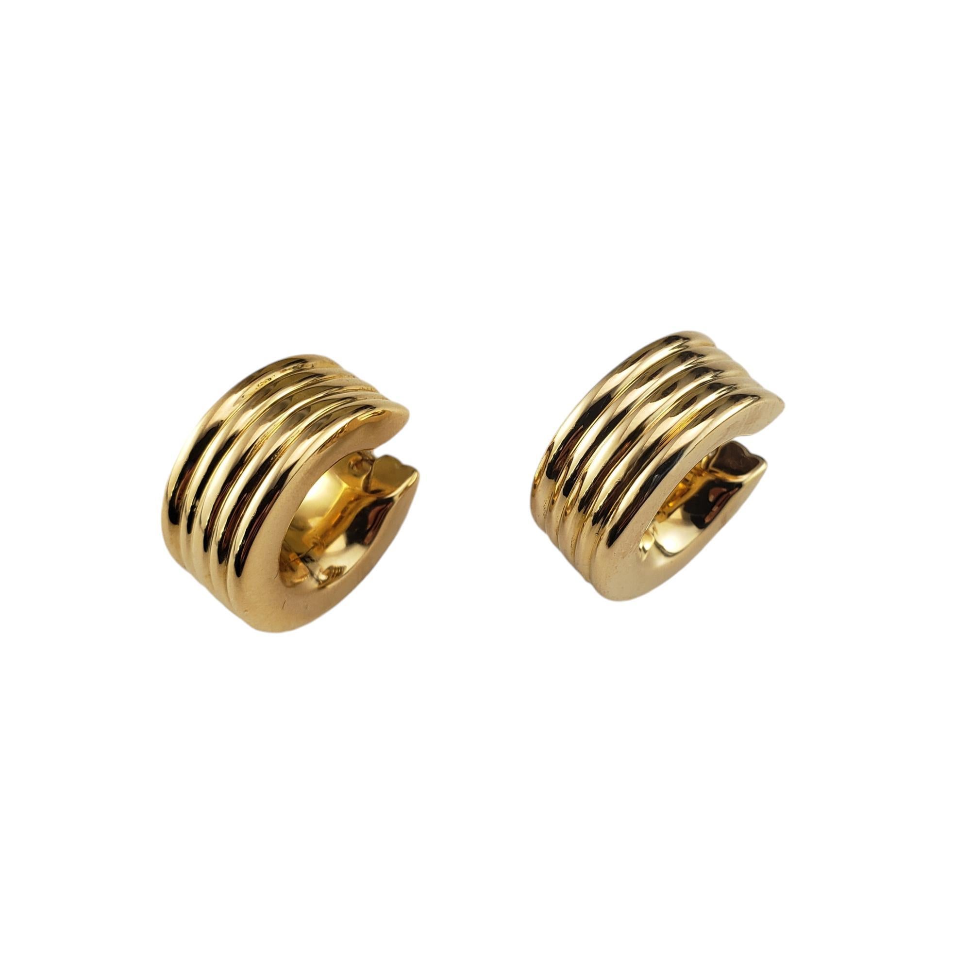 Boucles d'oreilles en or jaune 18 carats-

Ces élégantes boucles d'oreilles sont réalisées en or jaune 18 carats avec de superbes détails.  

Estampillé : 750 MDIS

Taille : 20 mm x 9 mm

Poids : 3,5 dwt. / 5.4 gr.

Très bon état, polissage