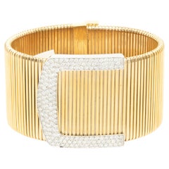 Bracelet à boucle large en or jaune 18 carats avec pavé de diamants