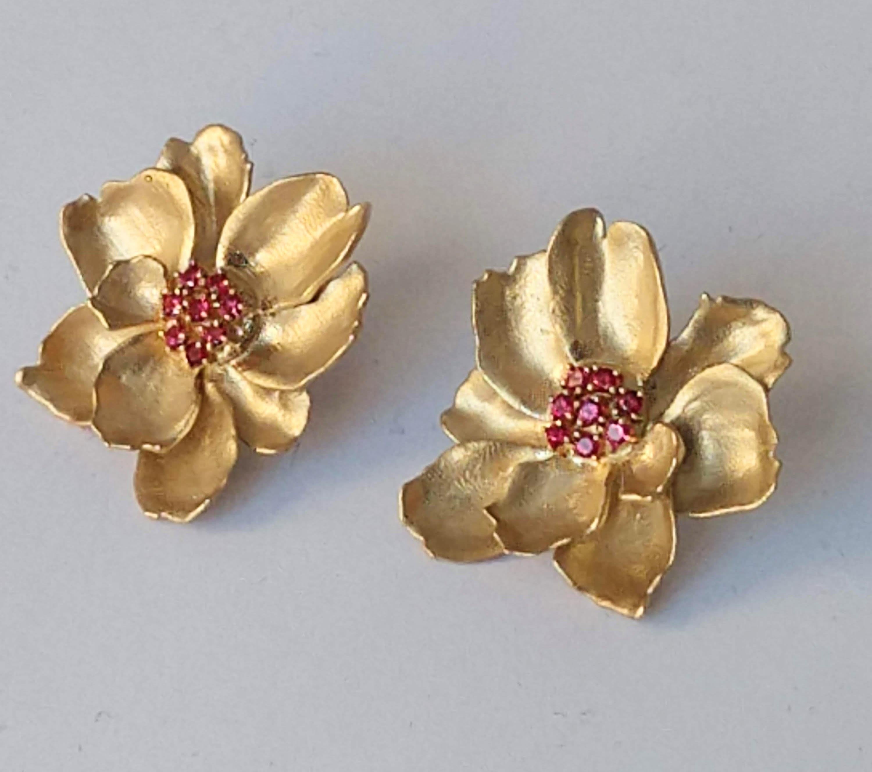 Boucles d'oreilles fleurs sauvages en or blanc 18 carats avec rubis, Tiffany Le designer Thomas Kurilla a sculpté ces boucles en exclusivité pour 1stdibs. L'ennui nous pousse à nous remettre en question. Travailler à partir de la vie, en particulier