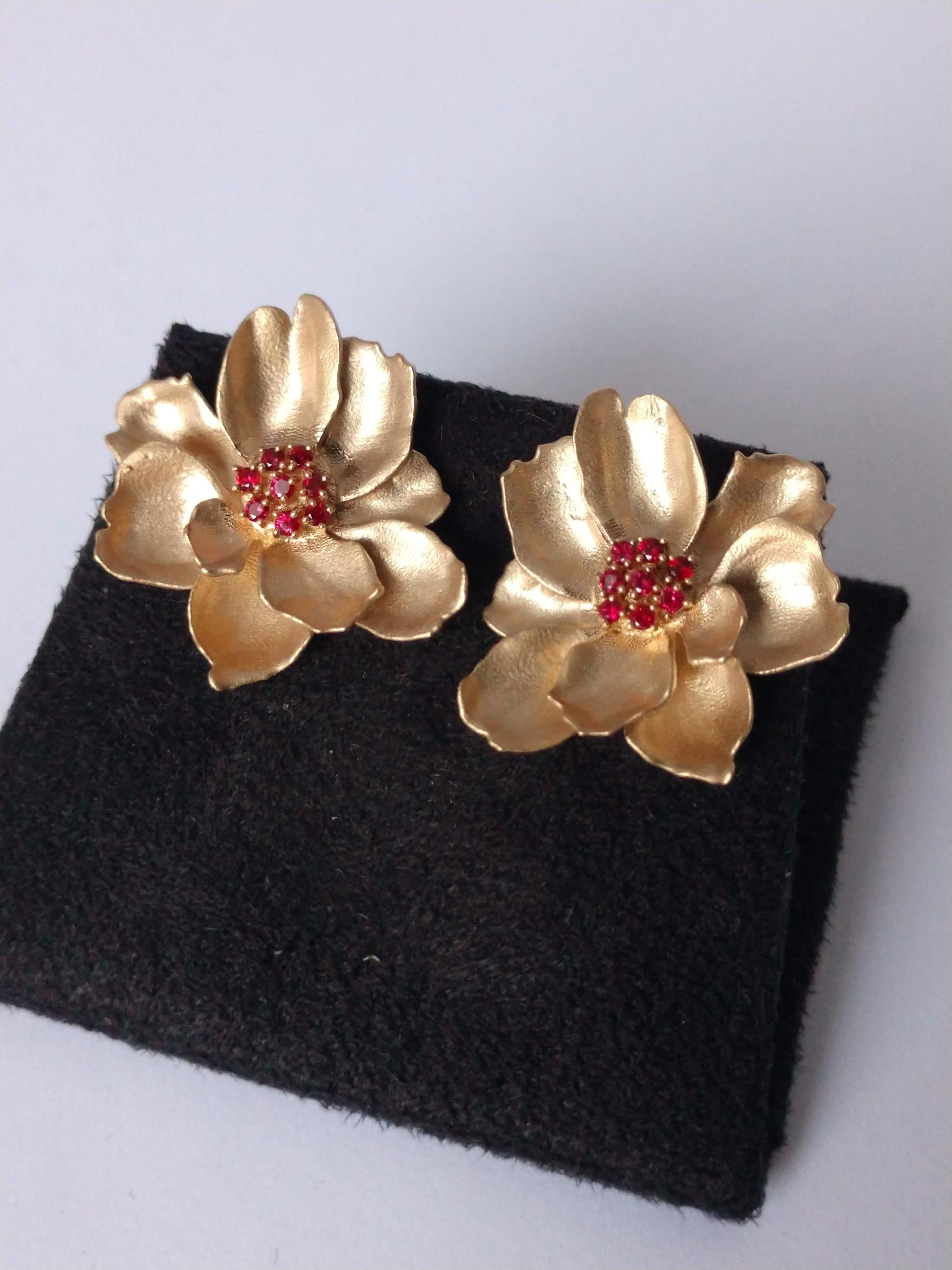 Contemporain Boucles d'oreilles en or jaune 18 carats avec fleurs sauvages et rubis en vente
