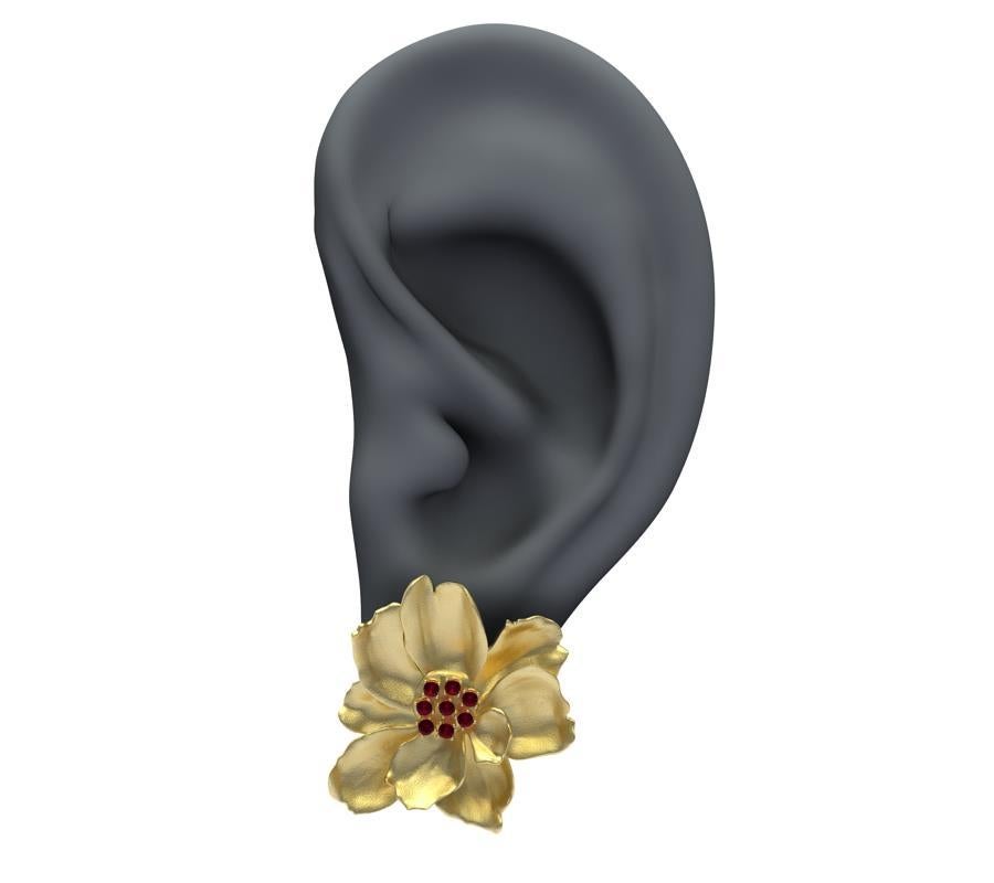Taille ronde Boucles d'oreilles en or jaune 18 carats avec fleurs sauvages et rubis en vente