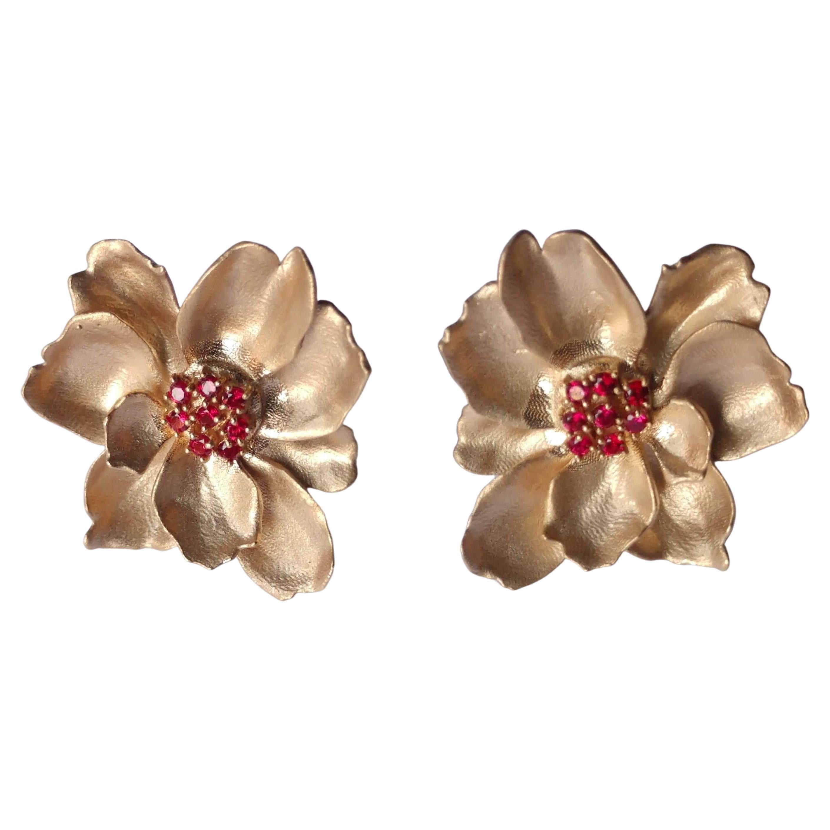 Boucles d'oreilles en or jaune 18 carats avec fleurs sauvages et rubis en vente