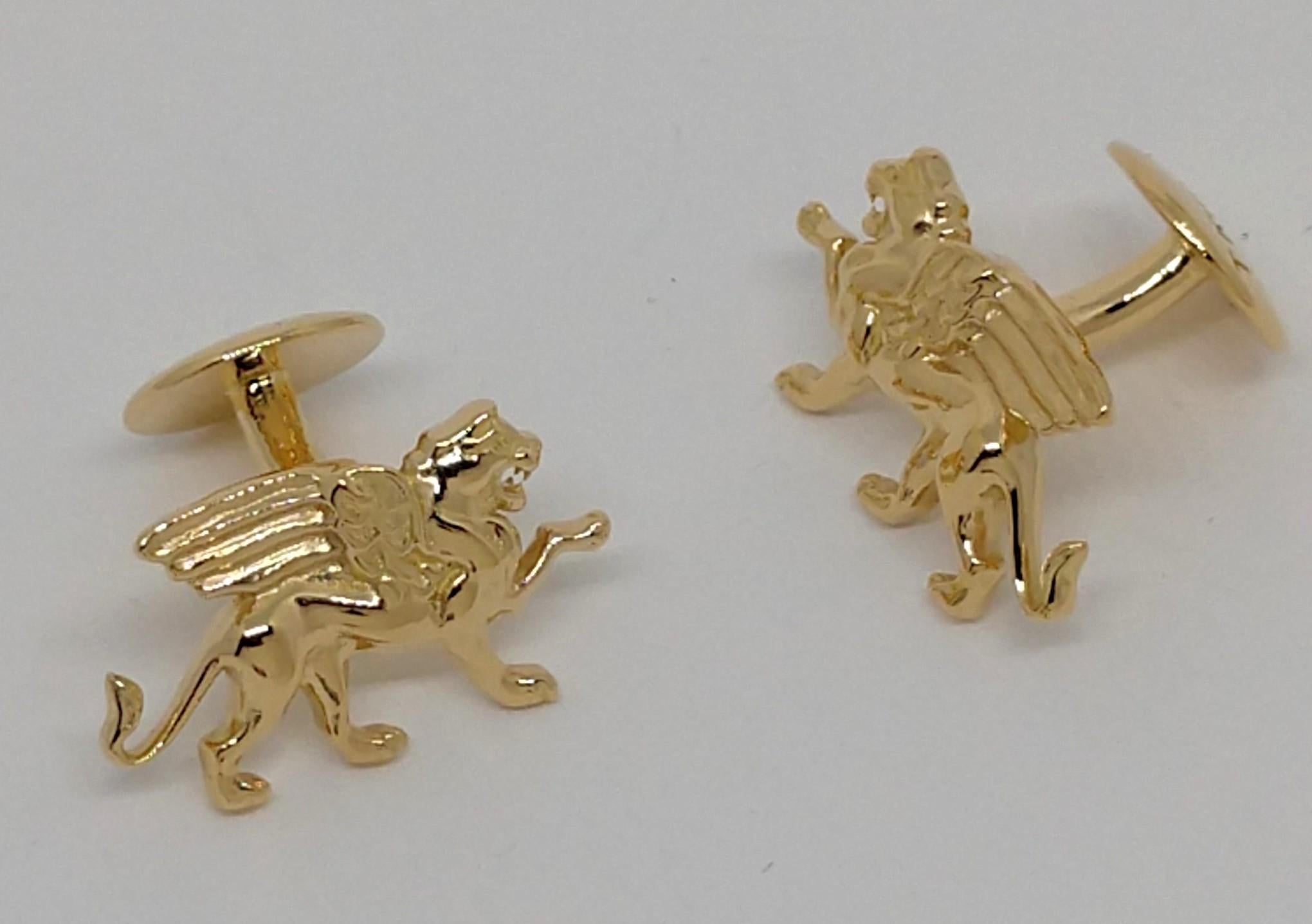 Boutons de manchette griffon lion ailé en or jaune 18 carats Unisexe en vente