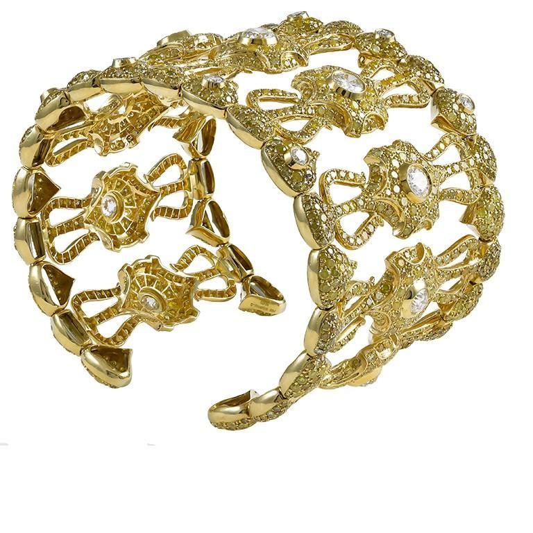 Bracelet en or jaune 18 carats composé de diamants jaunes d'un poids total de 27,26 carats et de diamants d'un poids total de 5,19 carats.

Sophia D by Joseph Dardashti Ltd est connue dans le monde entier depuis 35 ans et s'inspire du design