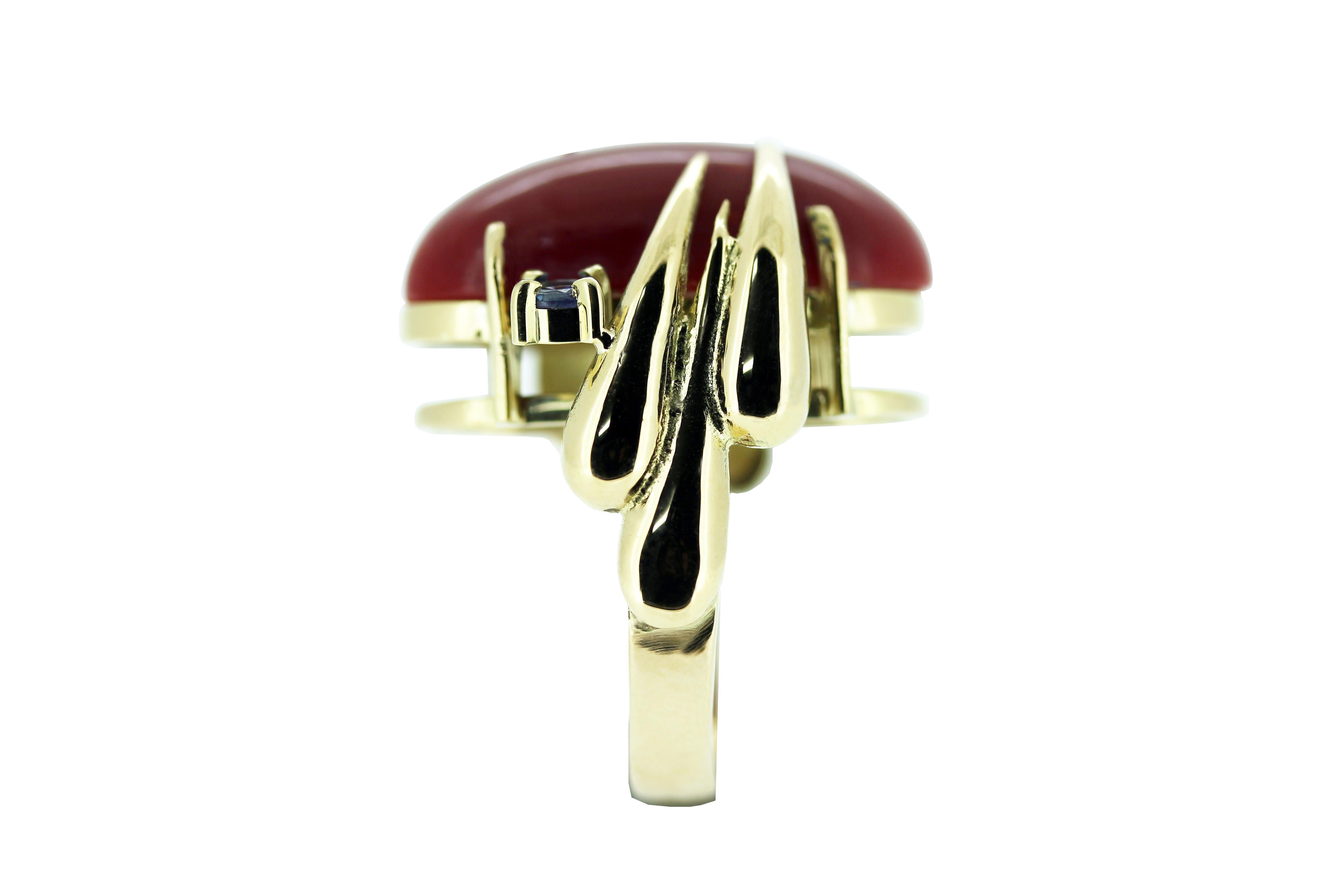 MAIKO NAGAYAMA Red Coral and Blue Sapphire 18K Yellow Gold Cocktail Ring In New Condition For Sale In London, Mayfair