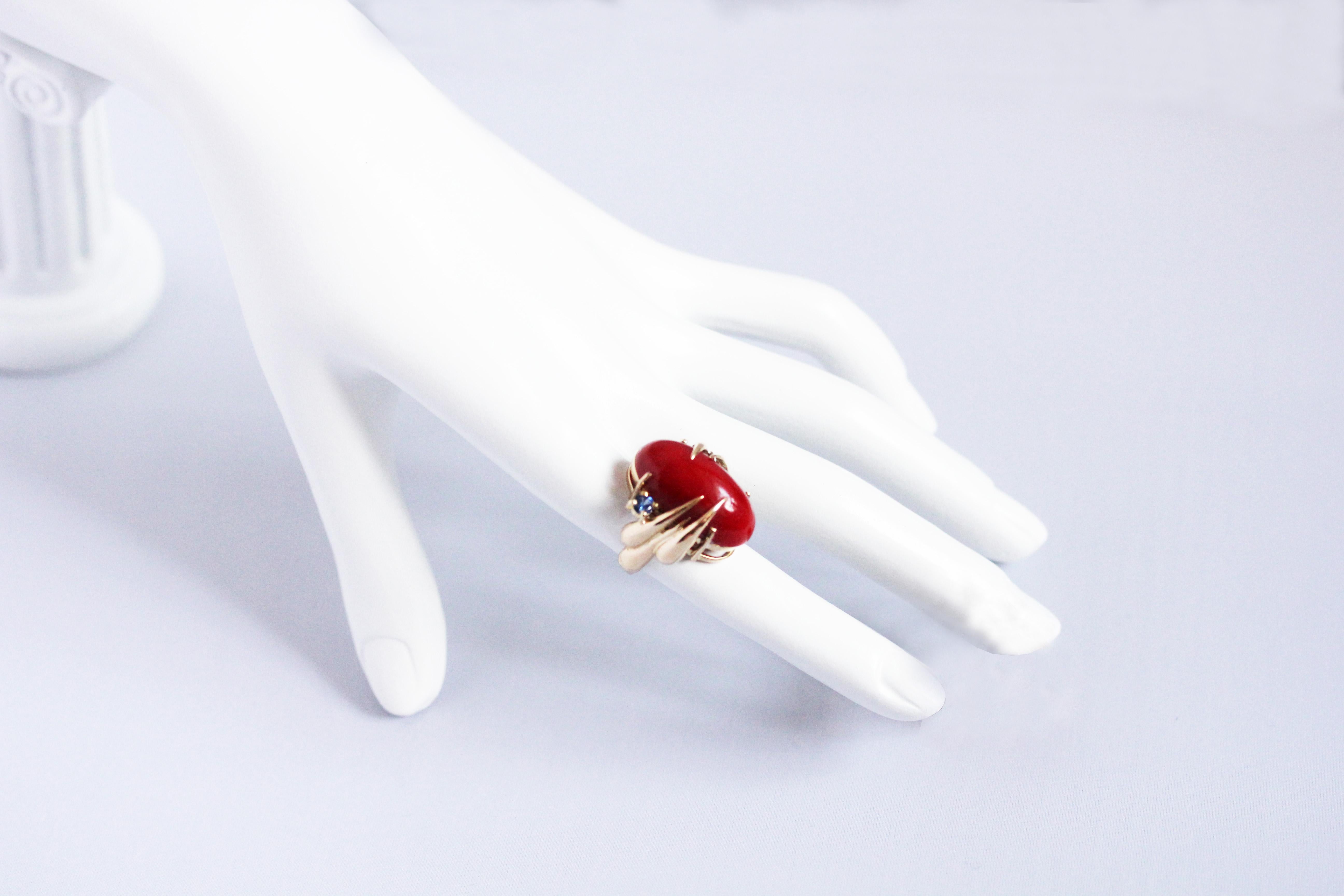 MAIKO NAGAYAMA Red Coral and Blue Sapphire 18K Yellow Gold Cocktail Ring For Sale 1