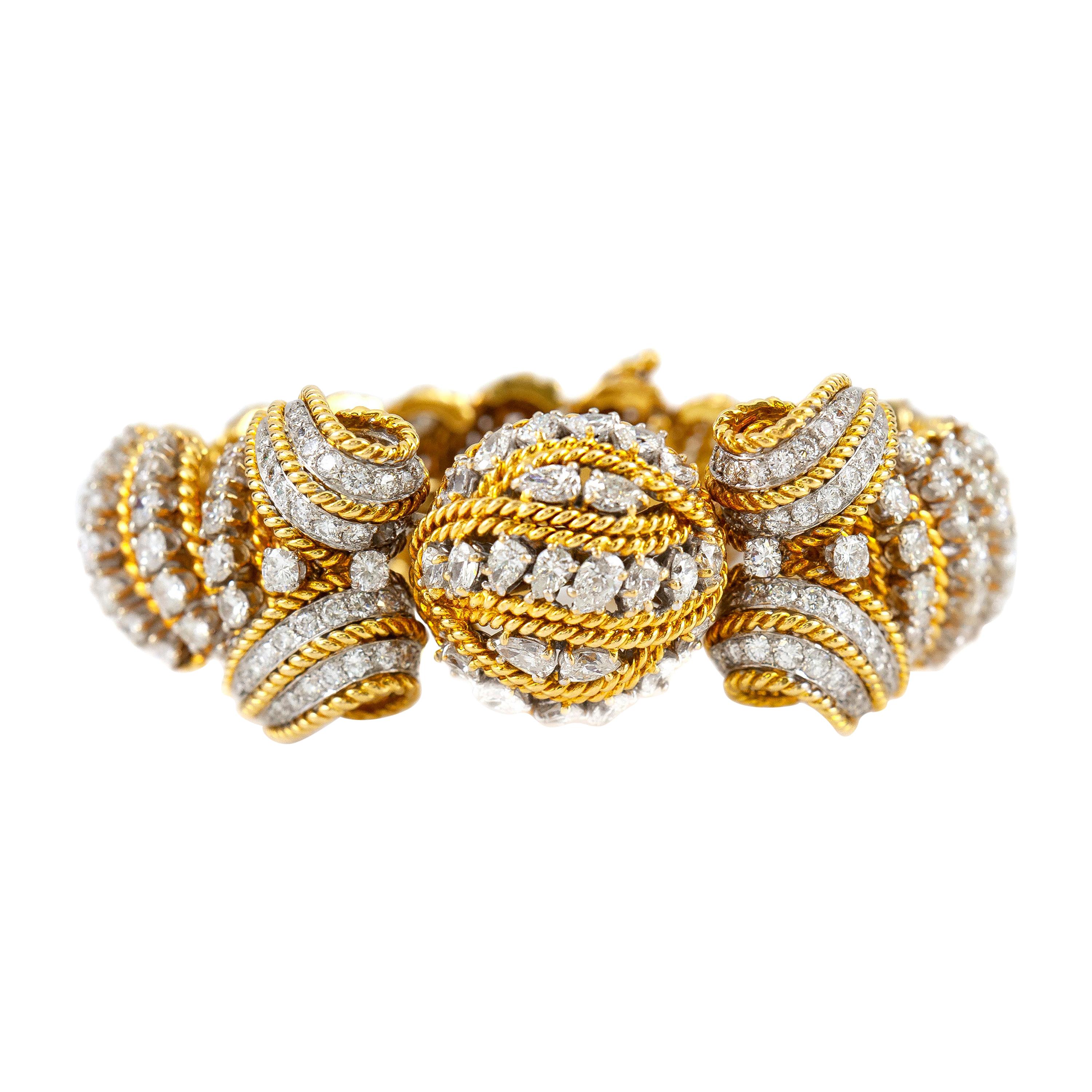 18 Karat Yellow Gold with Daimonds 1950 Bracelet For Sale