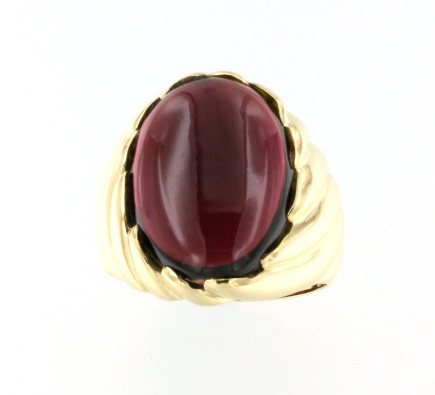 Rin in yellow gold 18 kt with Garnet (oval cabochon cut, size: 14x18 mm)

Size of ring: EU 14.5 - USA 54.5

All Stanoppi Jewelry is new and has never been previously owned or worn. Each item will arrive at your door beautifully gift wrapped in
