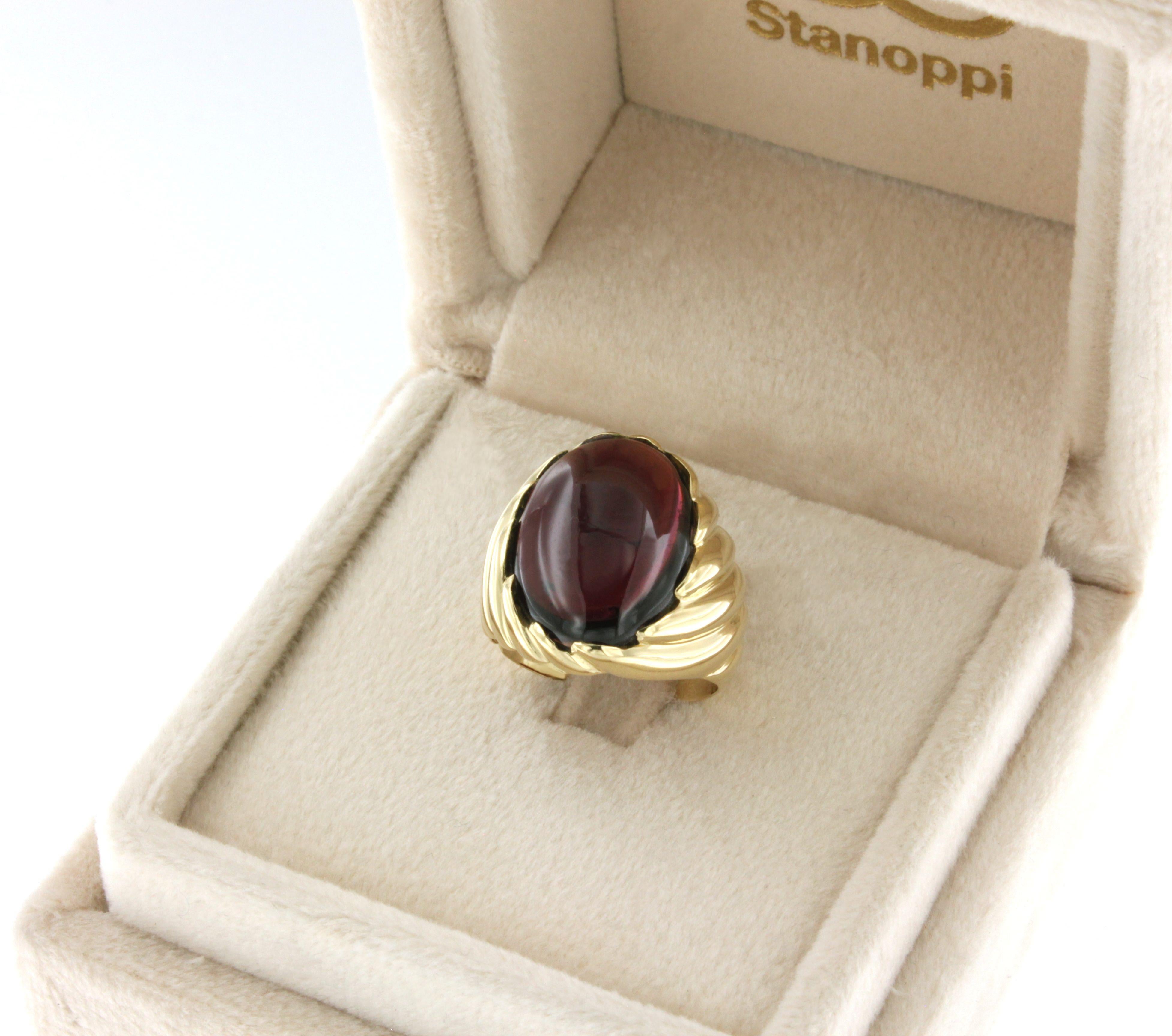 Women's or Men's 18 Karat Yellow Gold with Garnet Cocktail Modern Made in Italy Amazing Ring For Sale