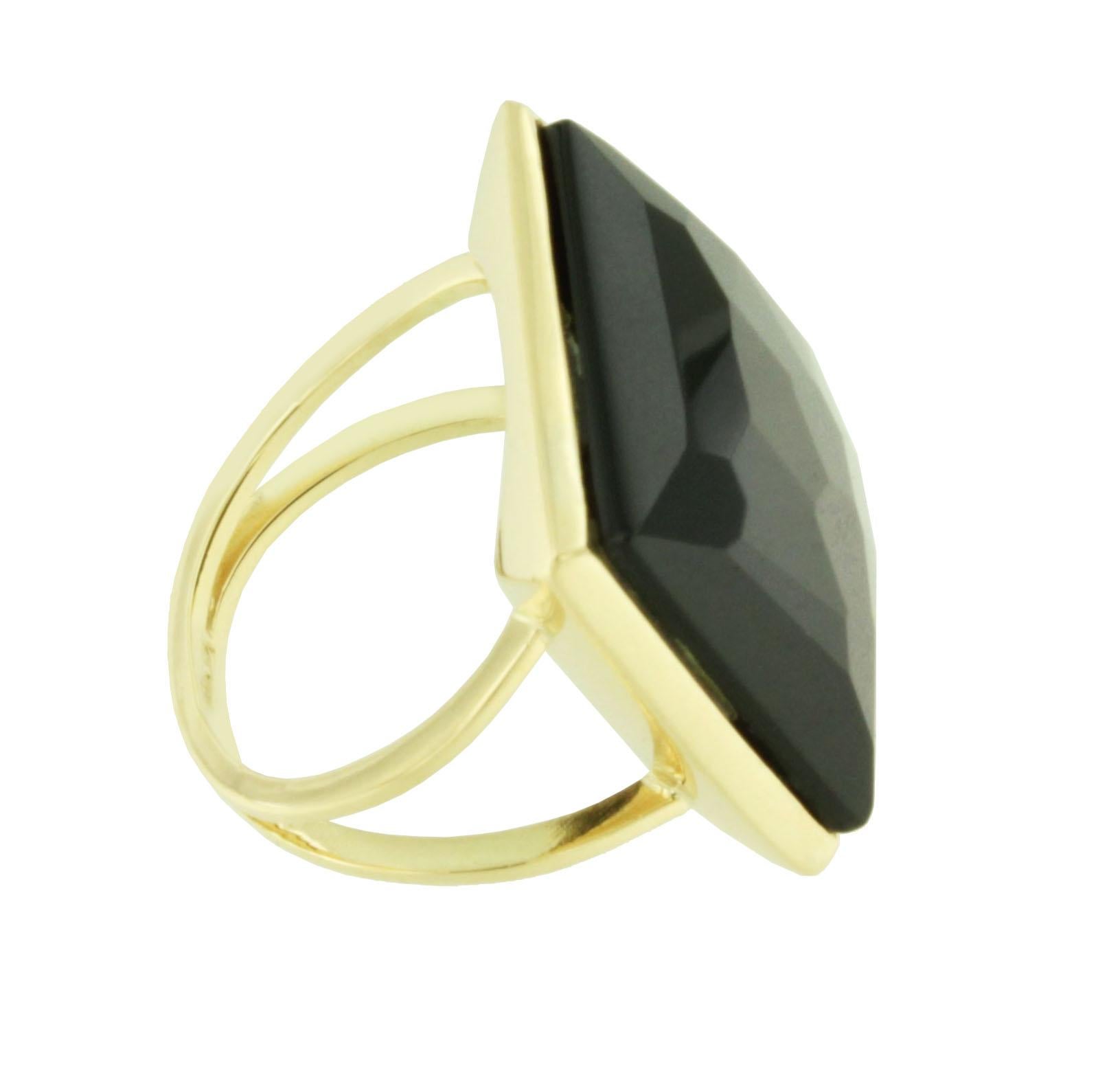 Modern cocktail Ring in yellow gold 18 Karat with Onix (square cut, size: 20x20 mm). This ring is part of the collection 