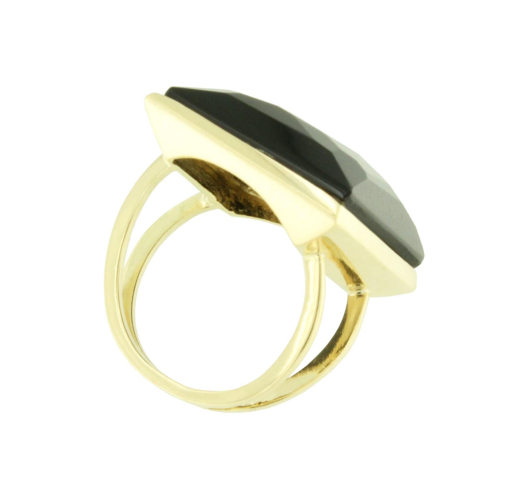 Square Cut 18 Karat Yellow Gold with Onix Elegant Fashion Modern Cocktail Ring For Sale