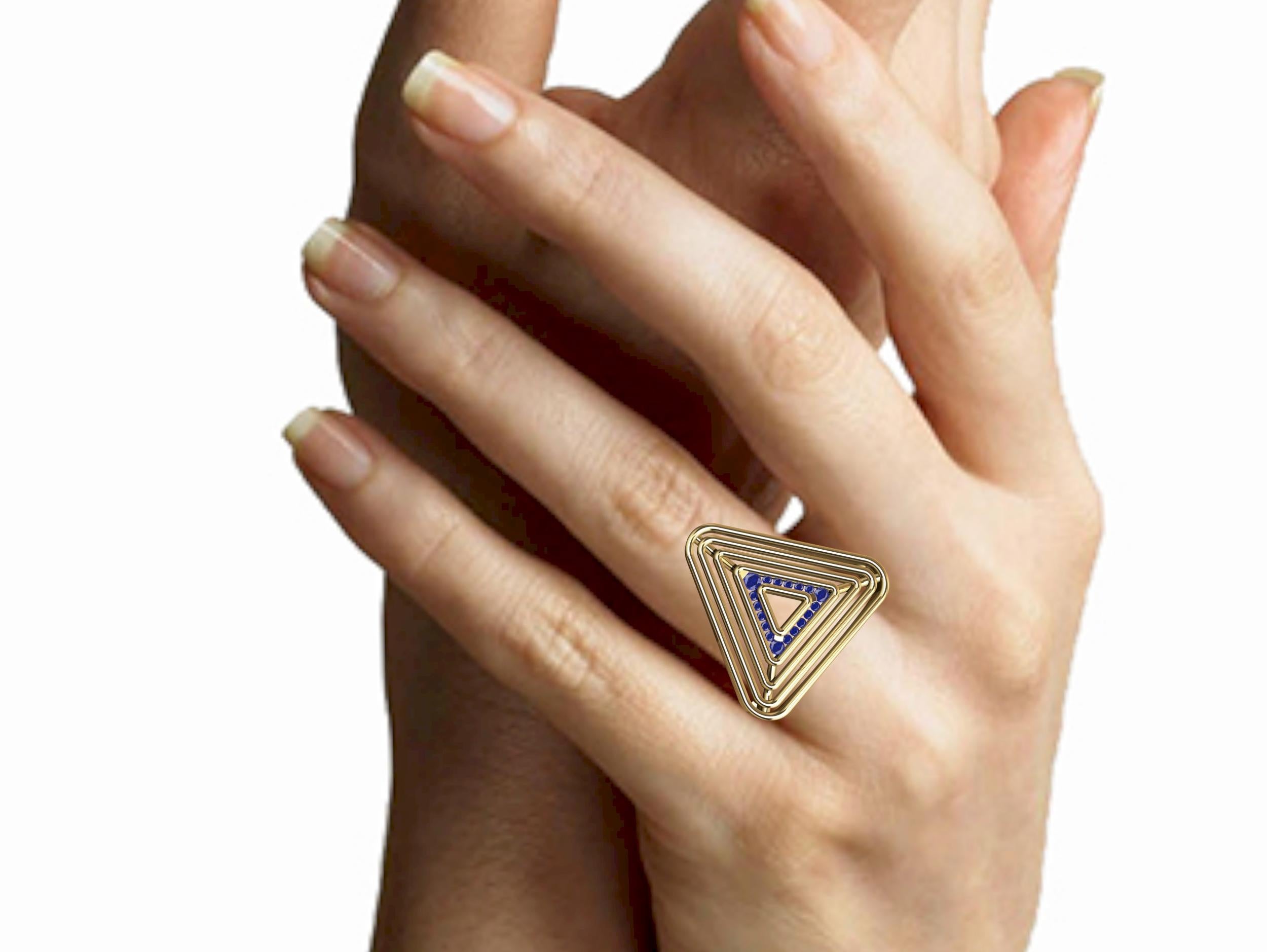 En vente :  Bague pyramide en or jaune 18 carats avec saphirs en forme de triangle doux 3