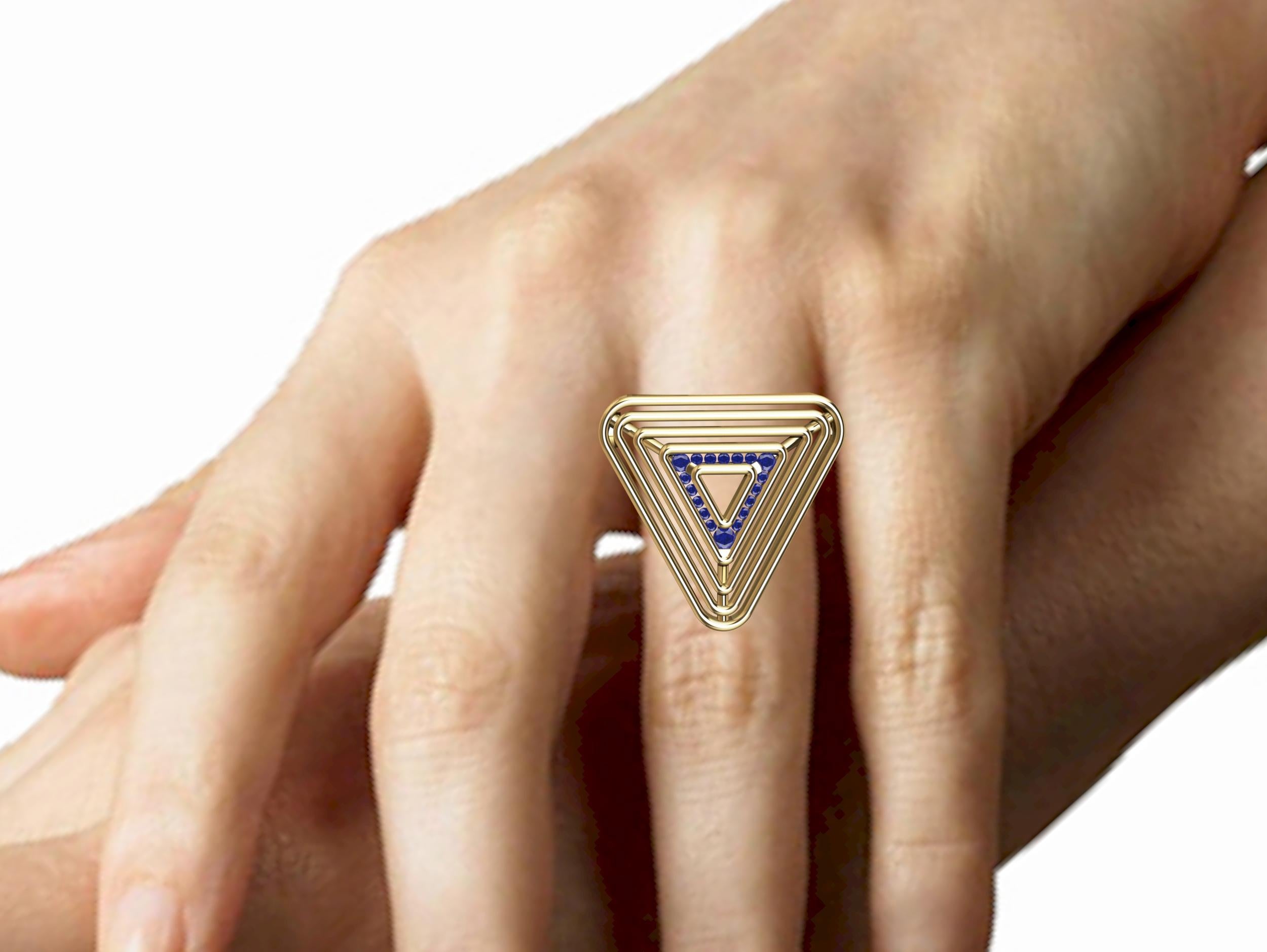 En vente :  Bague pyramide en or jaune 18 carats avec saphirs en forme de triangle doux 4