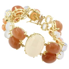 Bracelet en or jaune 18 carats avec pierres de lune blanches et pêches et calcédoine