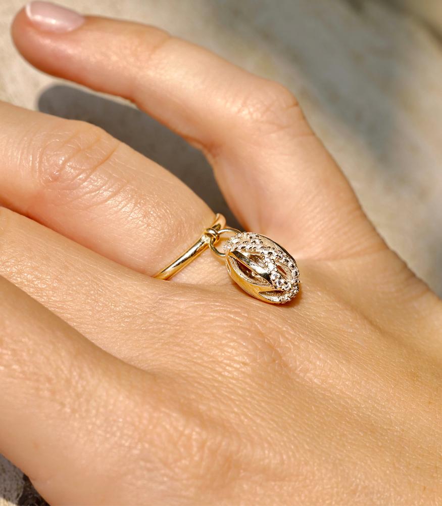 Étonnante bague en or jaune 18 carats au design unique et raffiné, inspirée d'un coffre à trésor de secrets, pour enfermer et protéger vos rêves. Conçu et fabriqué entièrement en Italie par des orfèvres experts.
La forme ovale décorée de lignes