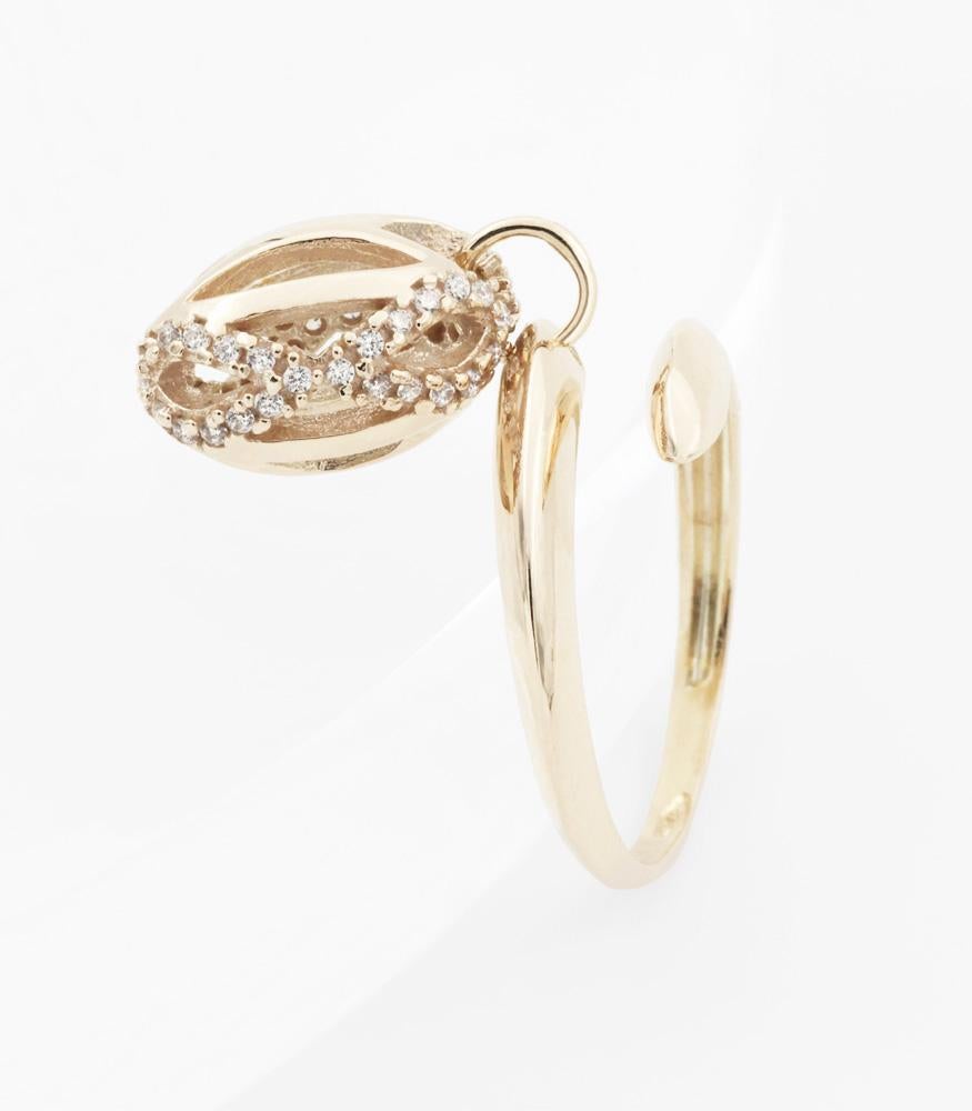 Amazing open ring in 18kt yellow gold with a unique and refined design inspired by a treasure chest of secrets, to enclose and protect your dreams. Designed and made entirely in Italy by expert goldsmiths.
The oval shape decorated with curved lines