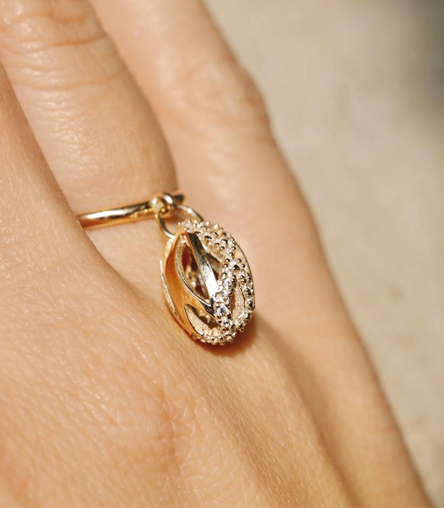 Incroyable bague moderne en or jaune 18 carats et diamants blancs Neuf - En vente à GALLARATE, IT